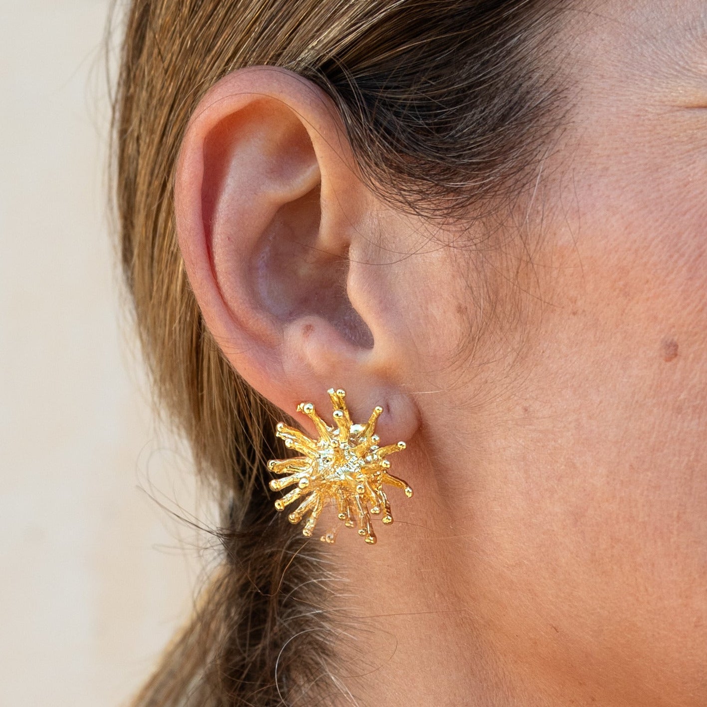 Pendientes Deyá de coral redondo en latón bañado en oro