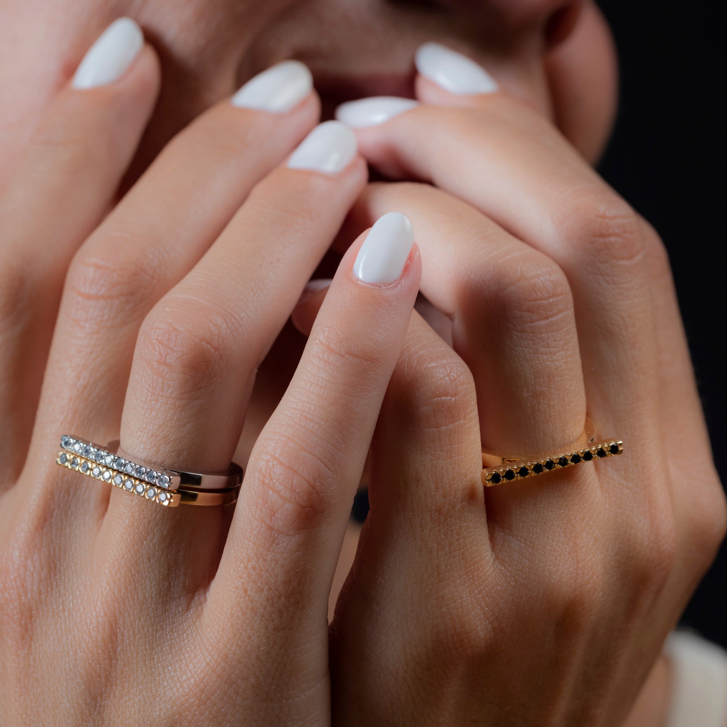 Anillo Manhattan con circonitas de latón bañado en oro
