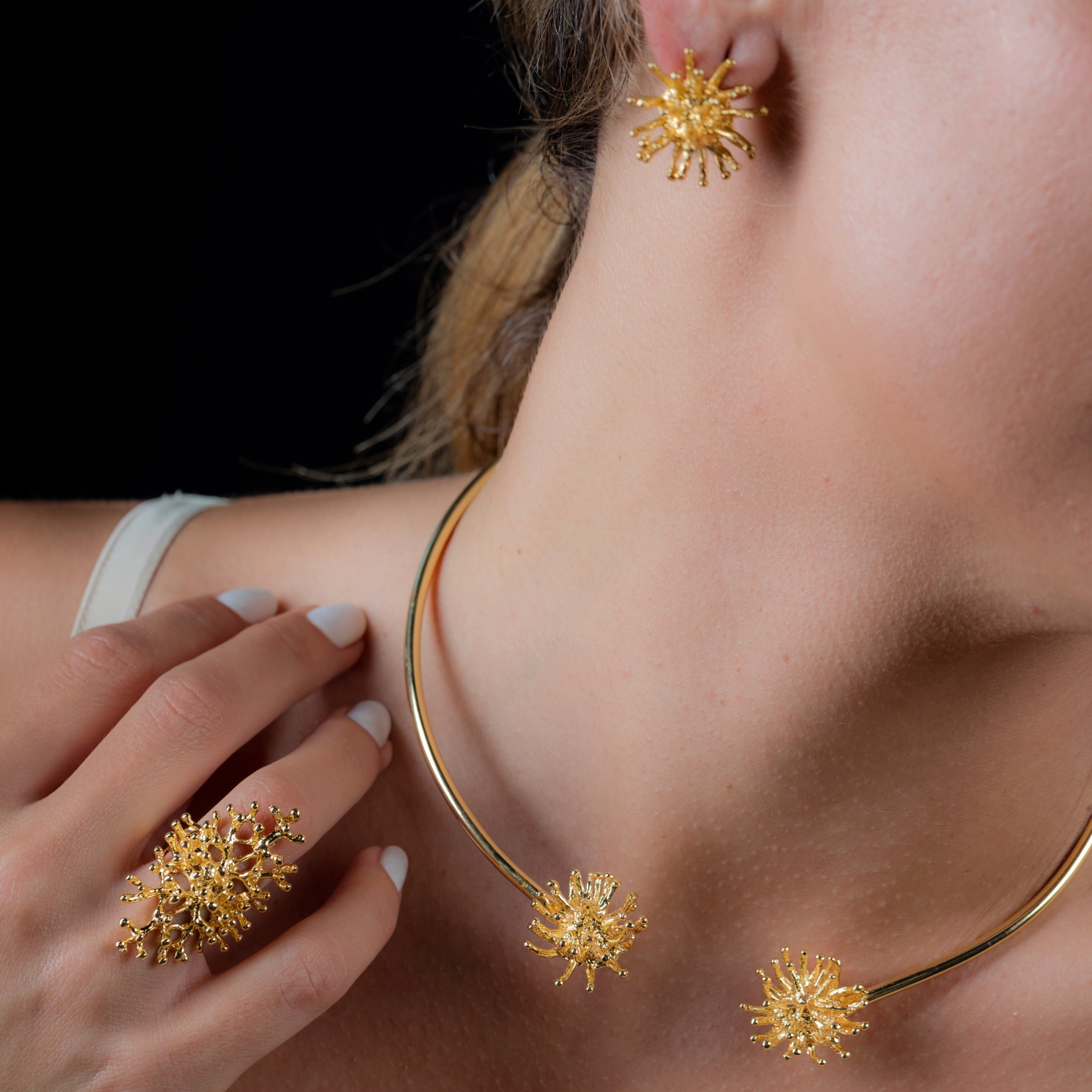 Anillo Maxi Deya de coral en latón bañado en oro (ajustable)