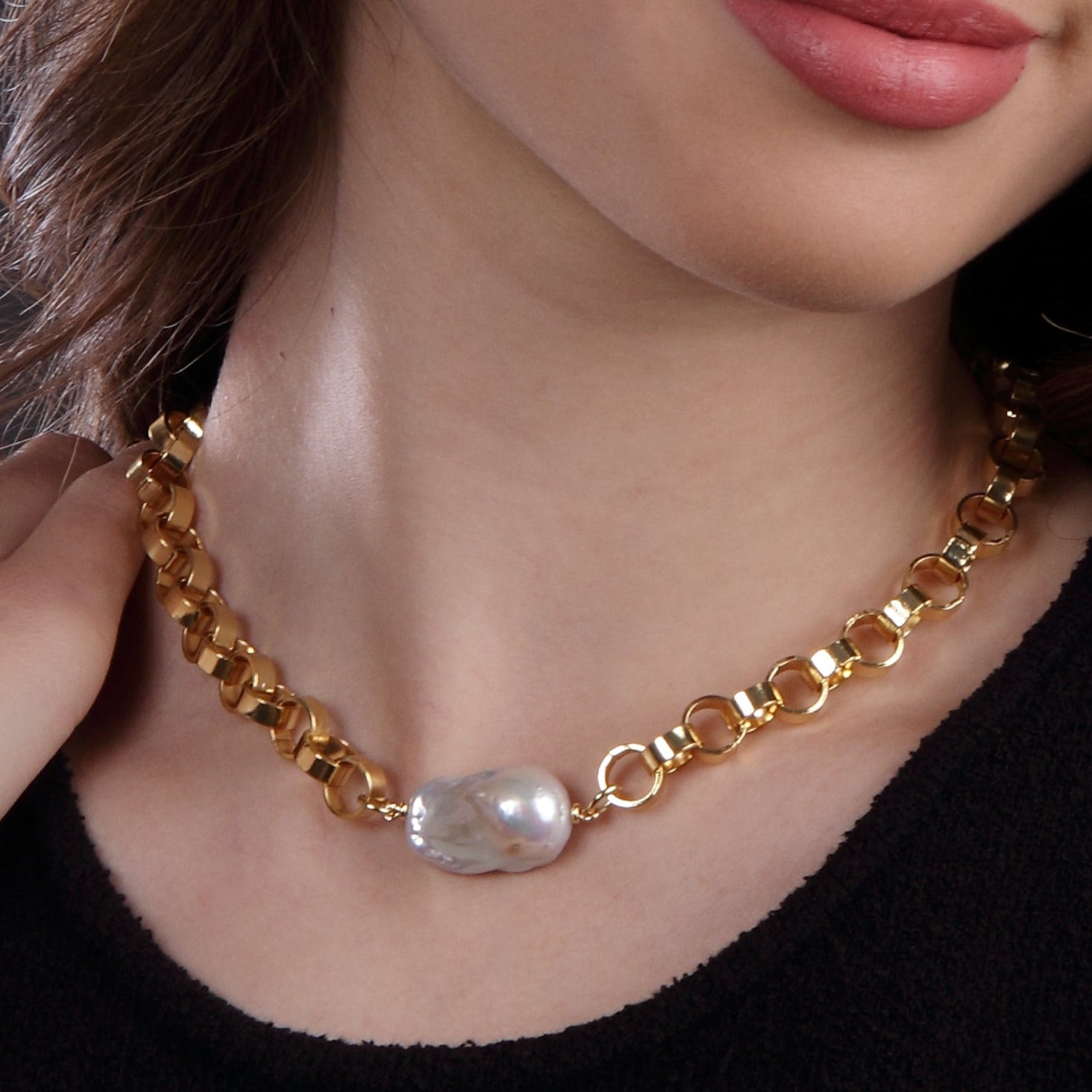 Collar Perth Top perla natural con cadena bañada en flash dorado