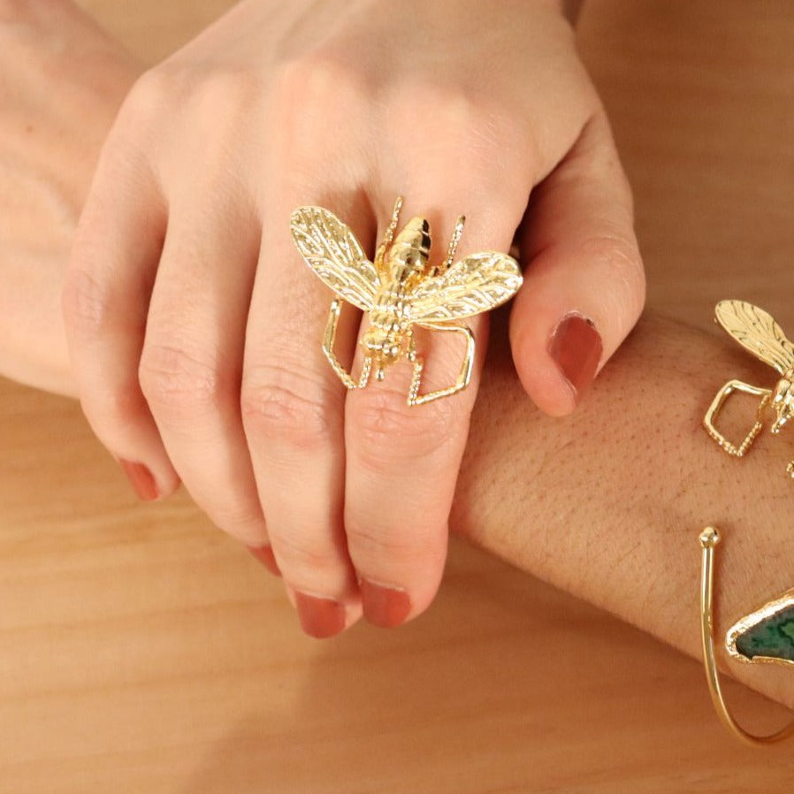 Anillo Honey motivo abejorro de latón bañado en oro (ajustable)