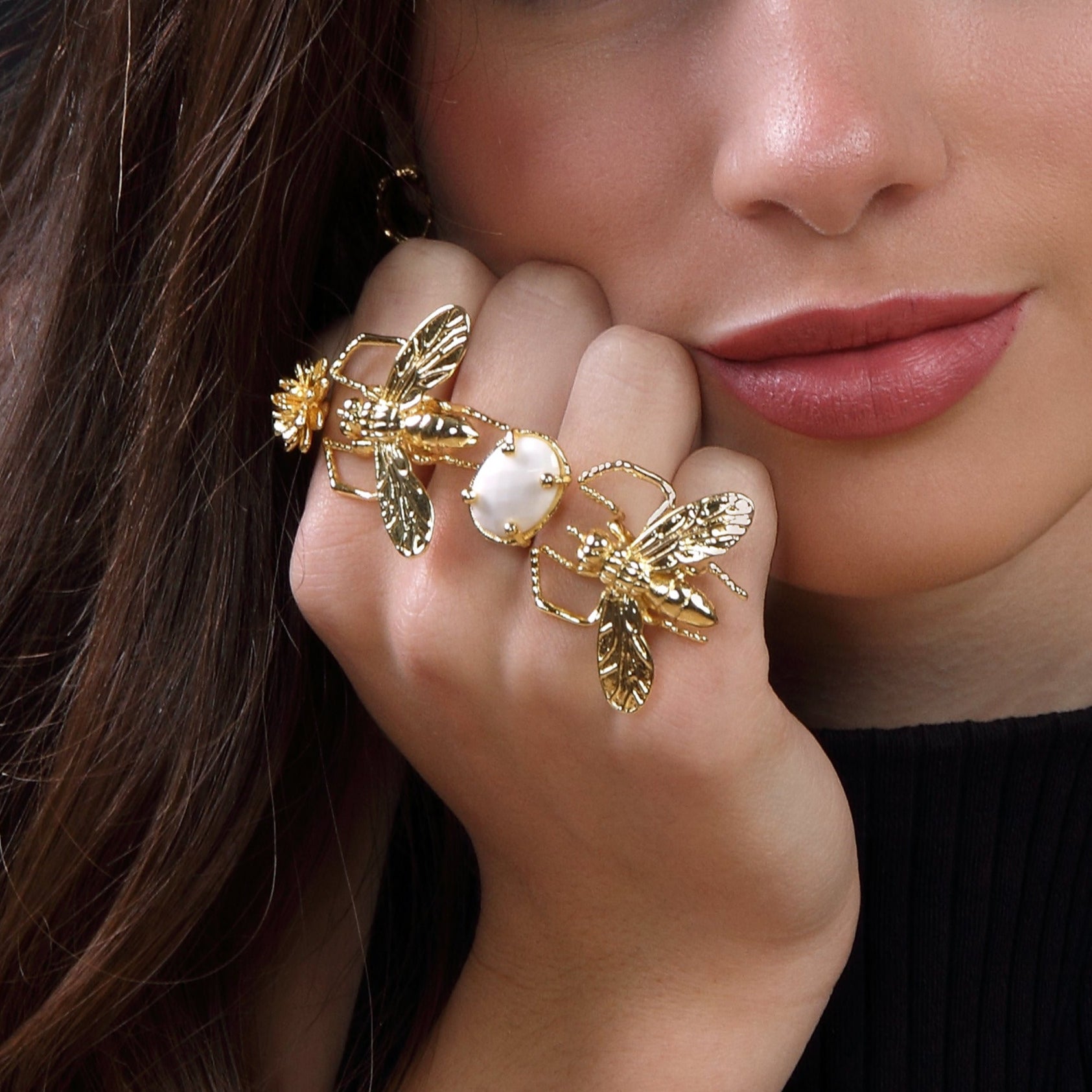 Anillo Honey & Stone con motivo abejorro de latón bañado en oro
