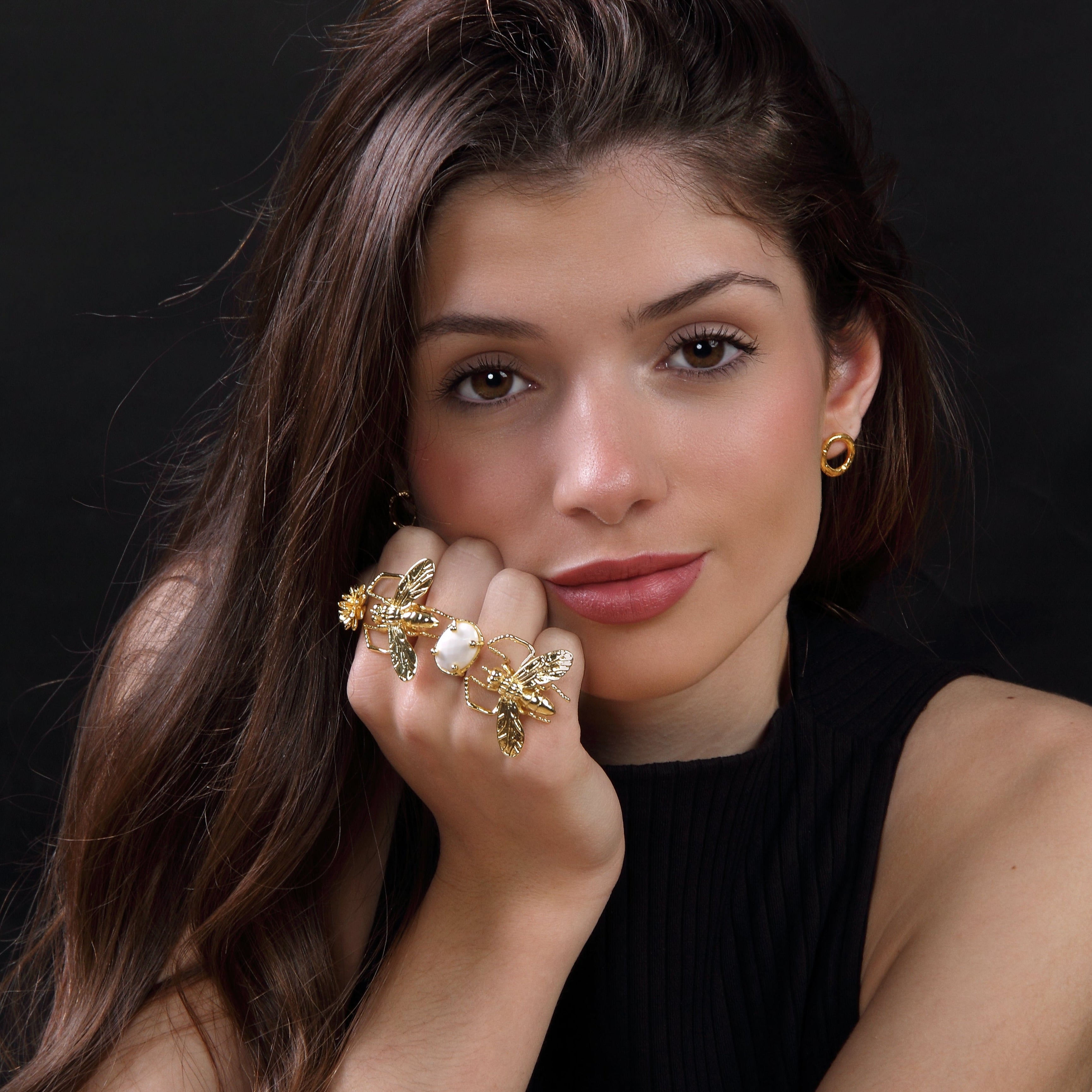 Anillo Honey & Stone con motivo abejorro de latón bañado en oro