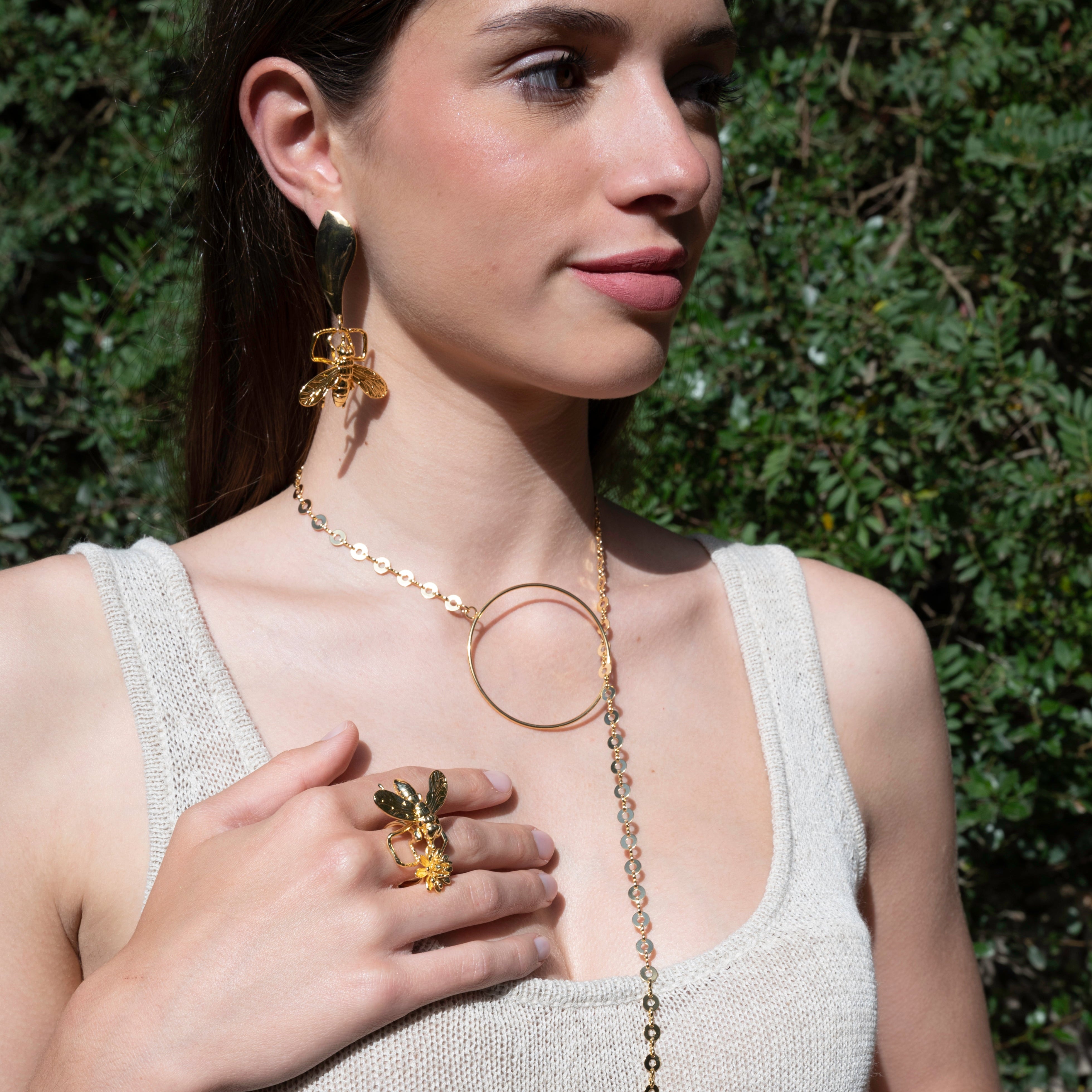 Anillo Honey & Mini Flor de latón bañado en oro - Vista lateral - Shabama