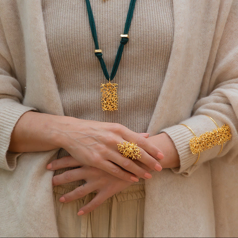 Anillo Maxi Deya de coral en latón bañado en oro (ajustable)