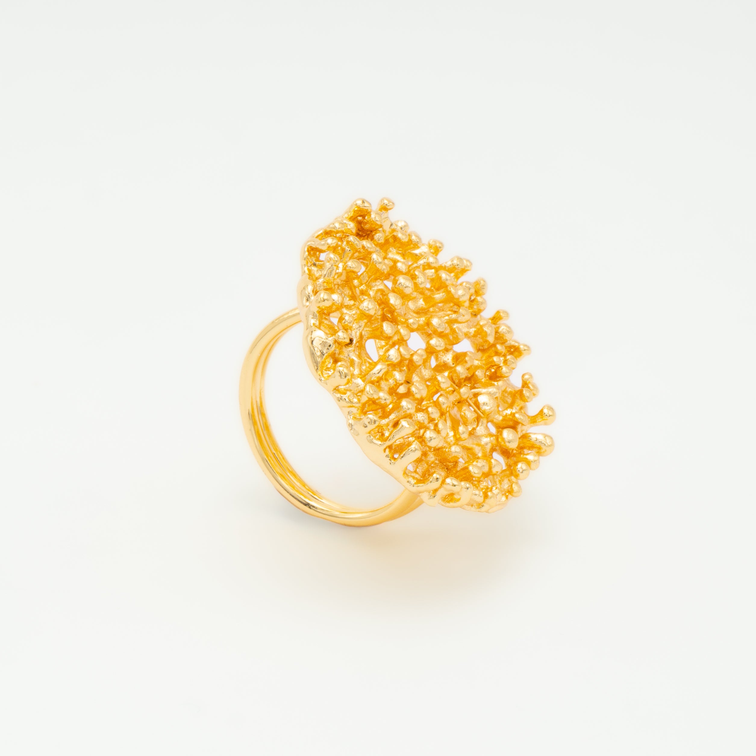 Anillo Mondrago m CORAL REDONDO de LATÓN BAÑADO EN ORO (AJUSTABLE)