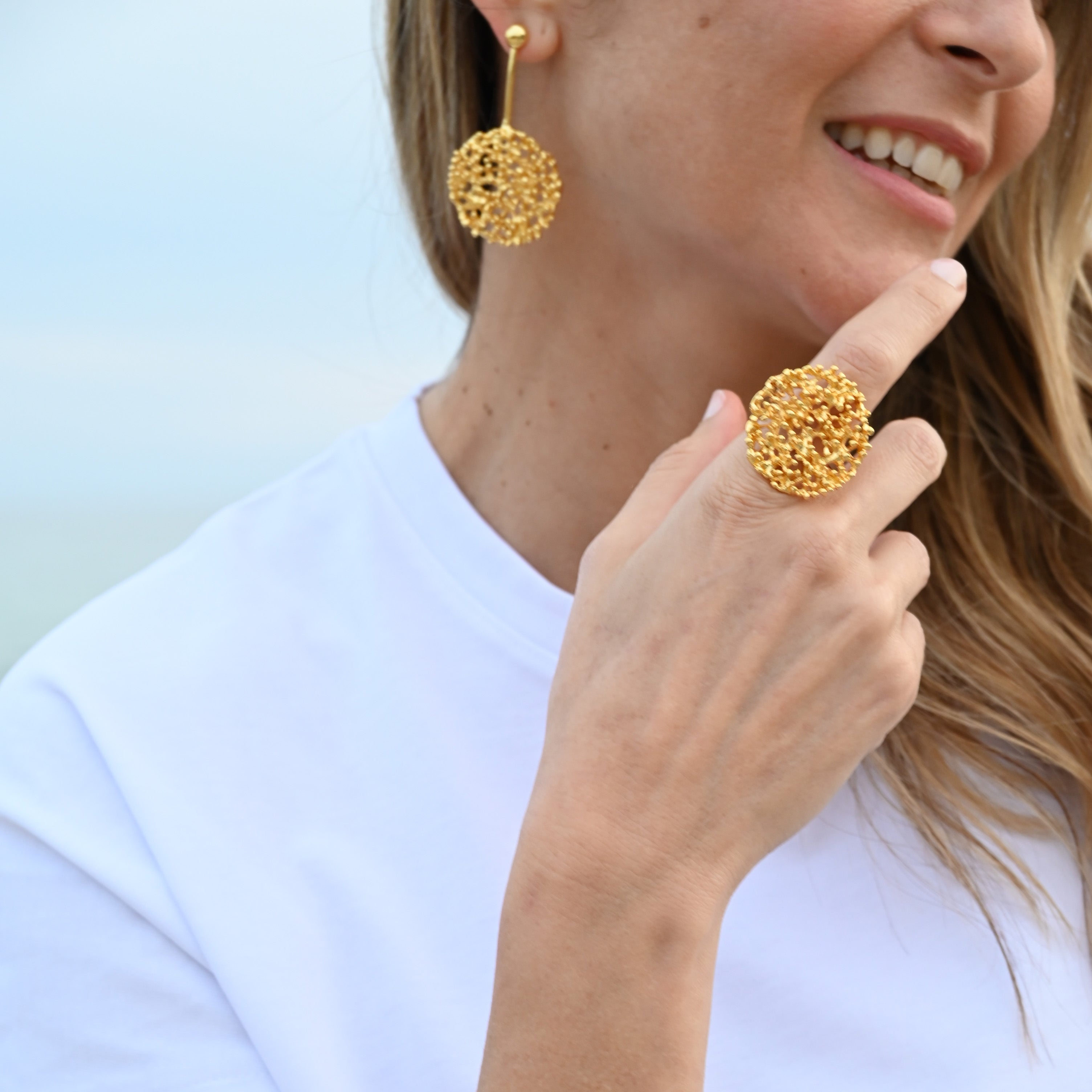 Mondrago Ring m ROUND CORAL in GOLD PLATED BRASS (ADJUSTABLE)