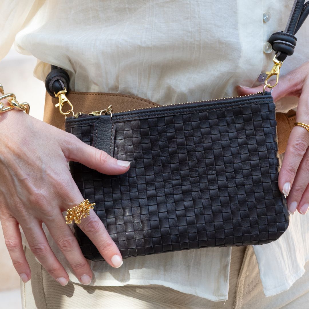 CARTERA DE MANO MEDIANA DE PIEL TRENZADA MINI