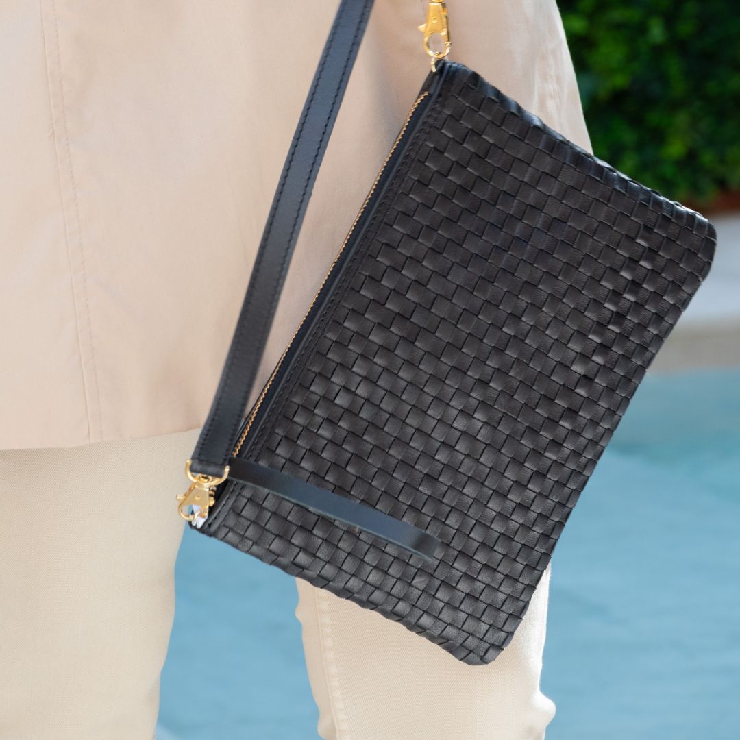 CARTERA DE MANO MEDIANA DE PIEL TRENZADA