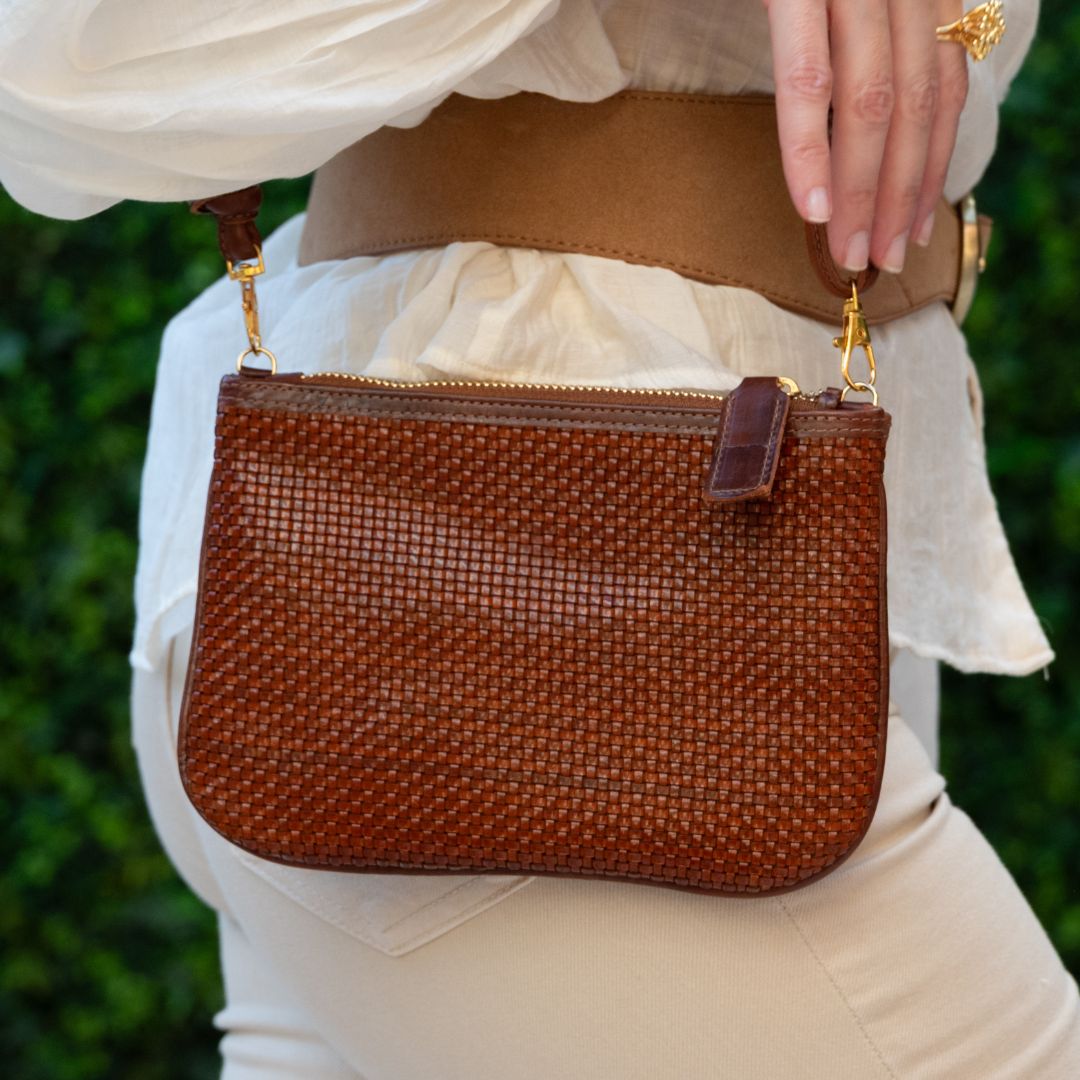 CARTERA DE MANO MEDIANA DE PIEL TRENZADA MINI