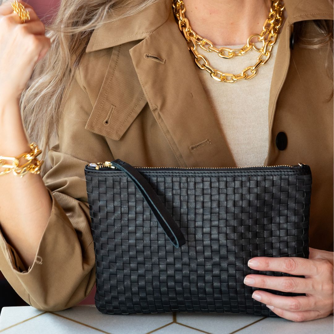 CARTERA DE MANO MEDIANA DE PIEL TRENZADA