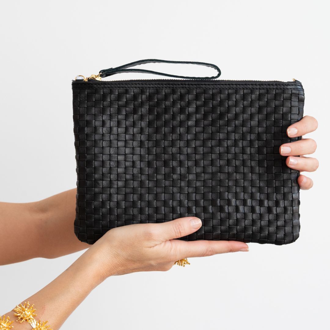 CARTERA DE MANO MEDIANA DE PIEL TRENZADA