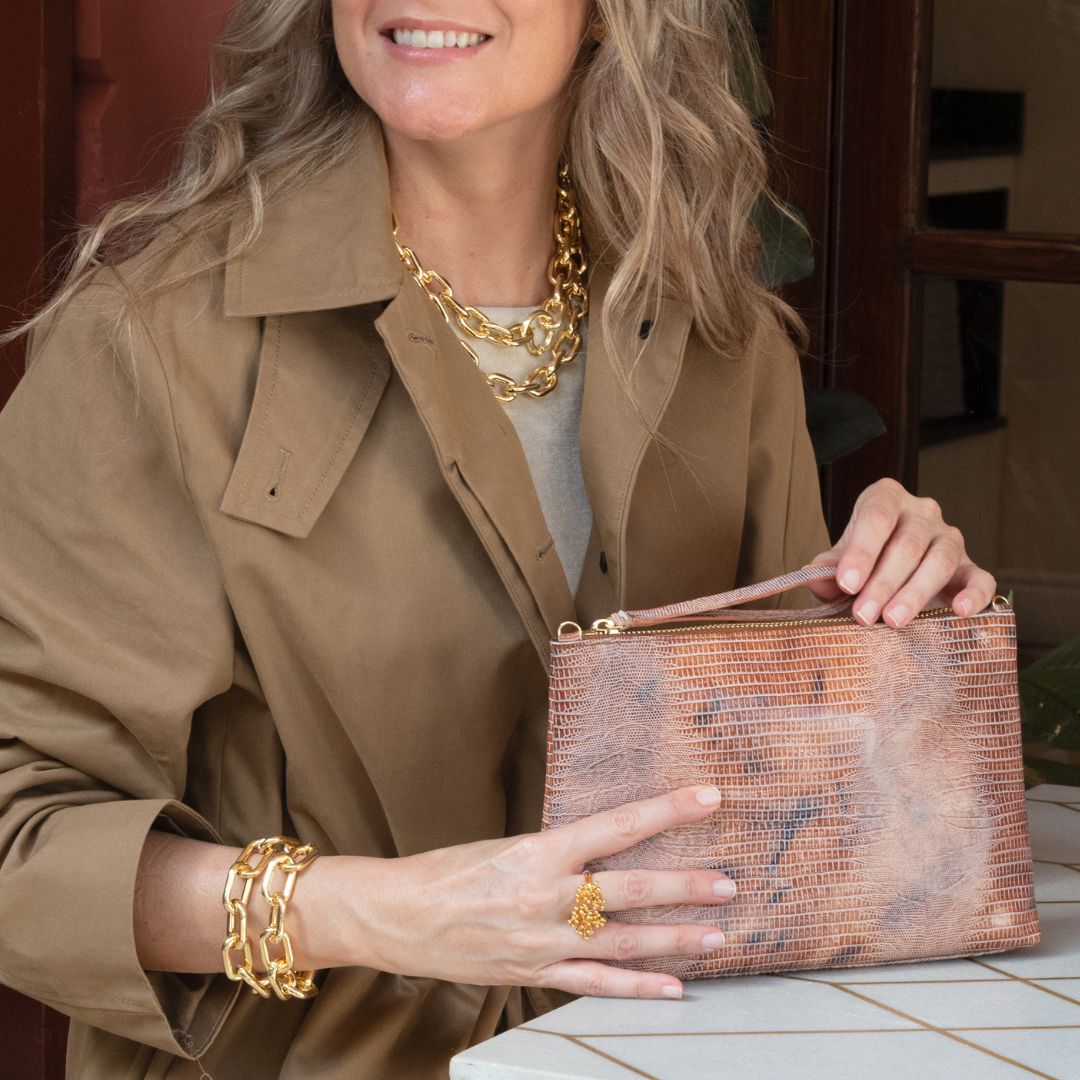 CARTERA DE MANO MEDIANA DE PIEL LABRADA EN TEJUS