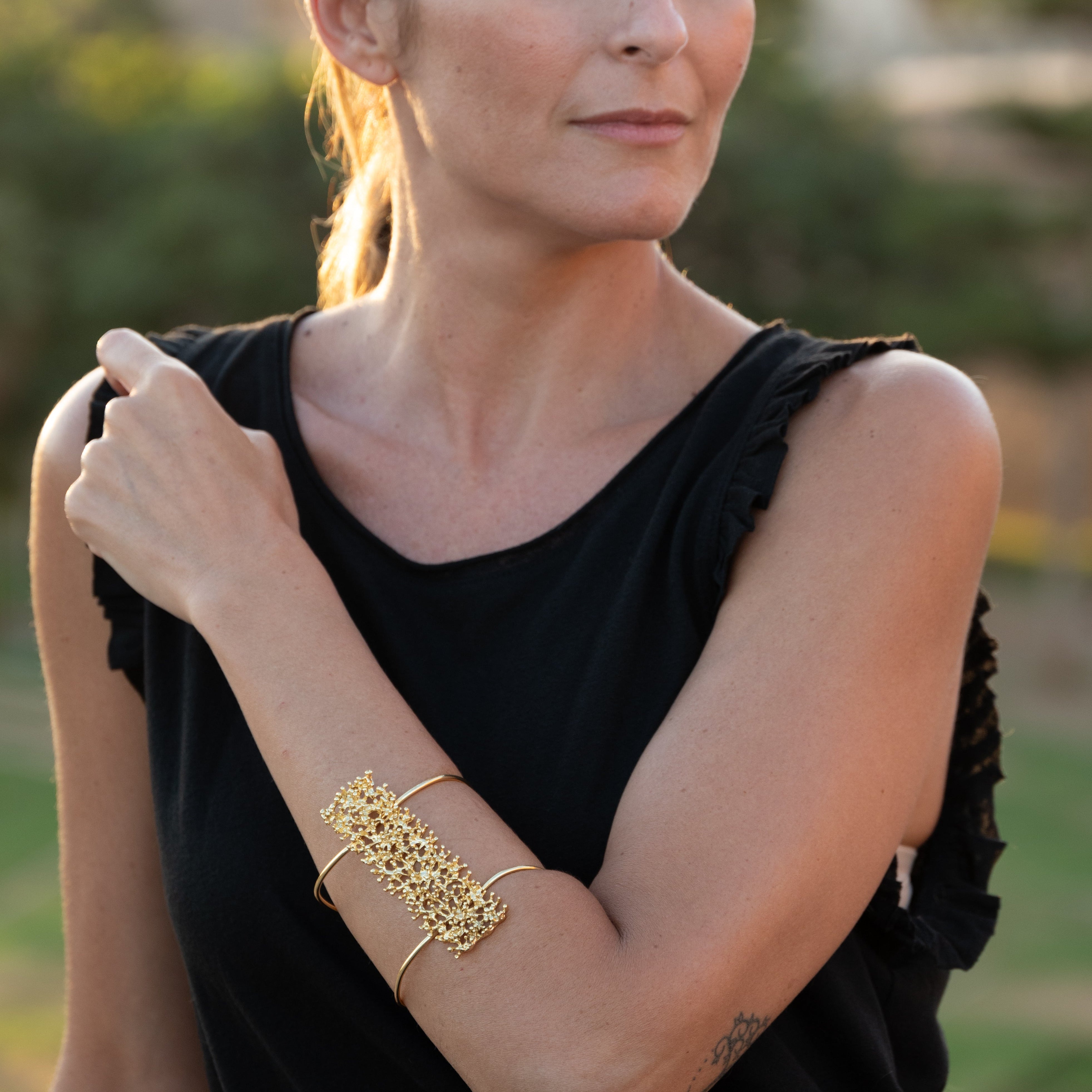 Brazalete Algar coral bañado en oro adaptable