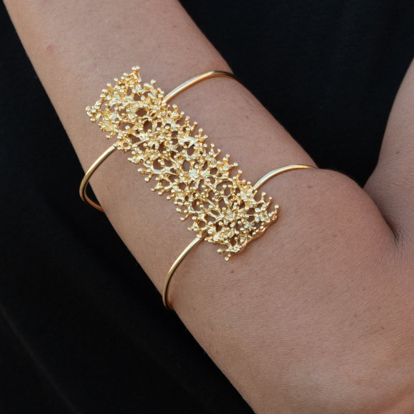 Brazalete Algar coral bañado en oro adaptable