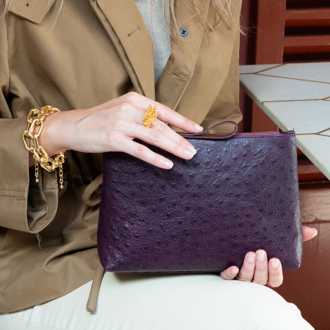 CARTERA DE MANO MEDIANA DE PIEL LABRADA EN AVESTRUZ