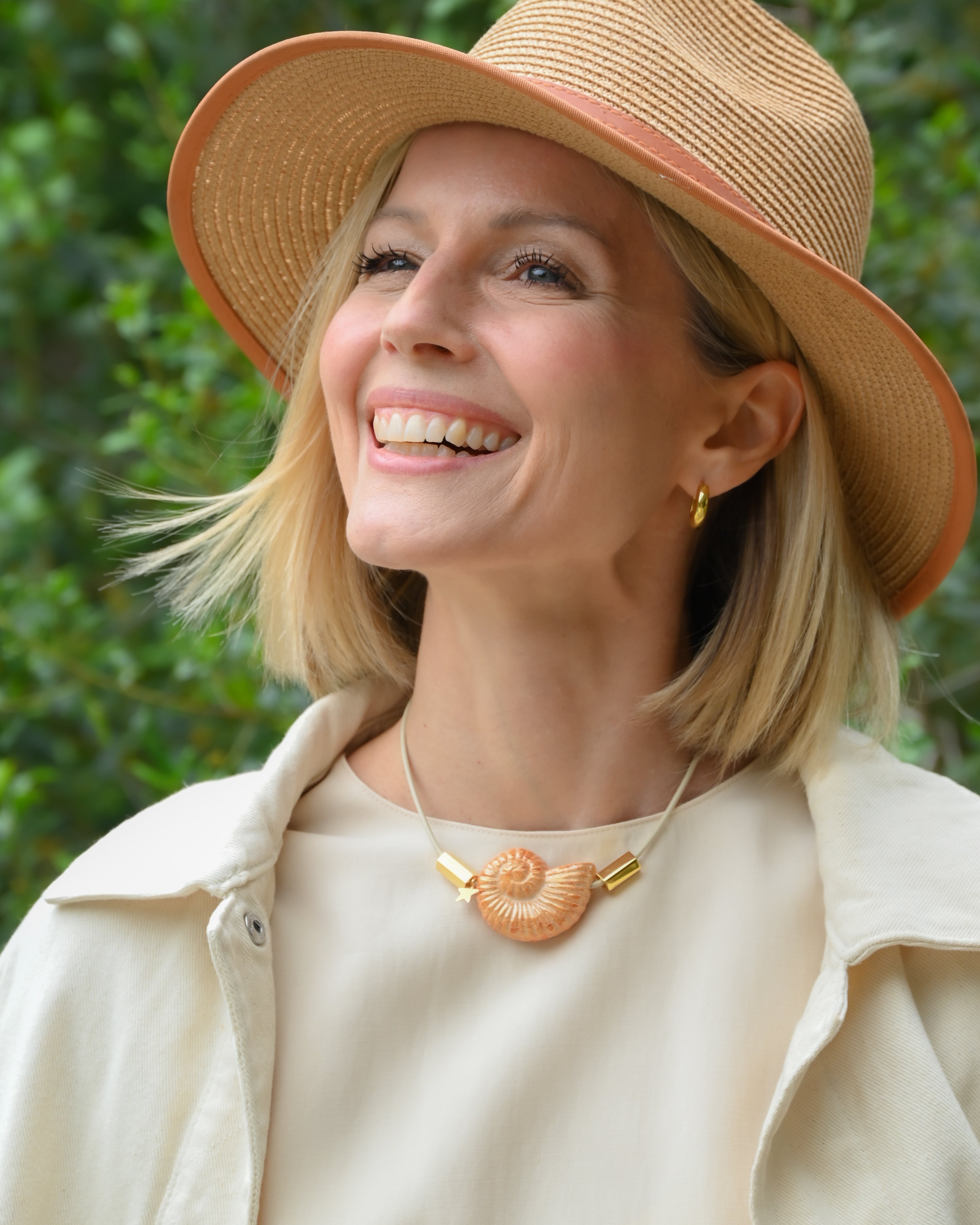 COLLAR CUERO LISO CARACOLA CERAMICA MAXI - Vista principal - Shabama joyeria artesanal Mallorca