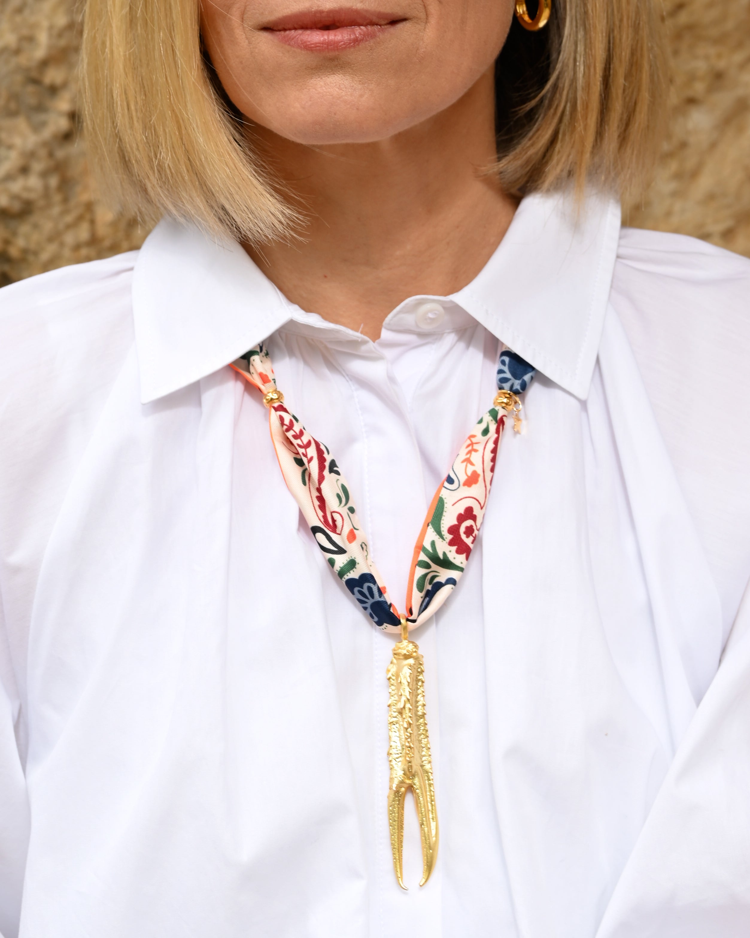 COLLAR PAÑUELO SEDA CON PATA CIGALA