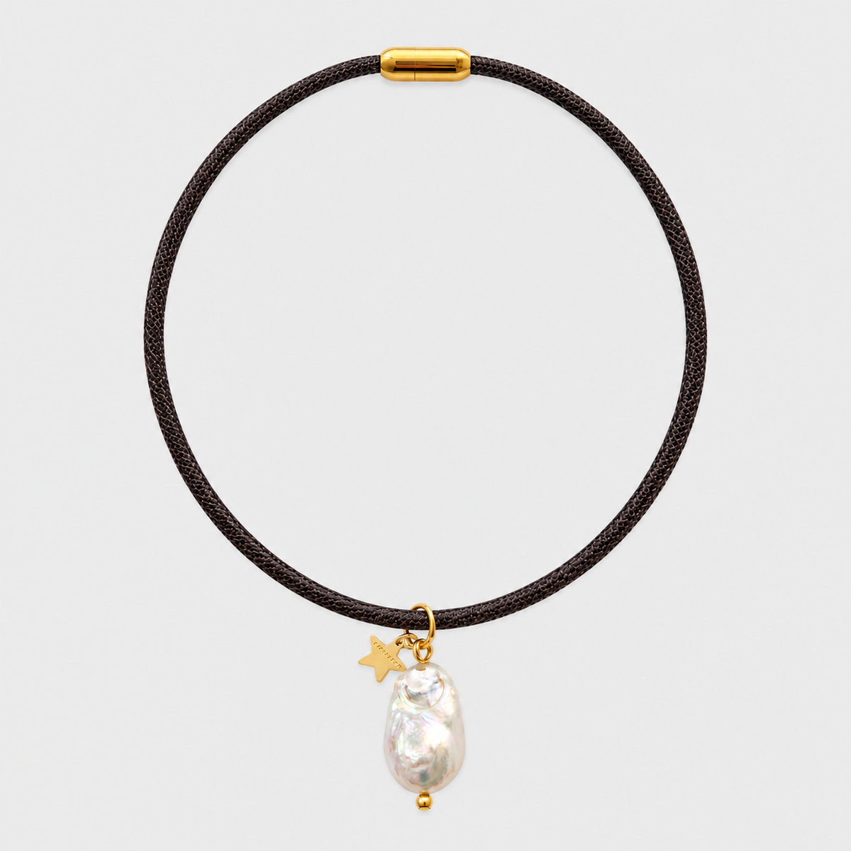 Collar de cuero con perla barroca e imán