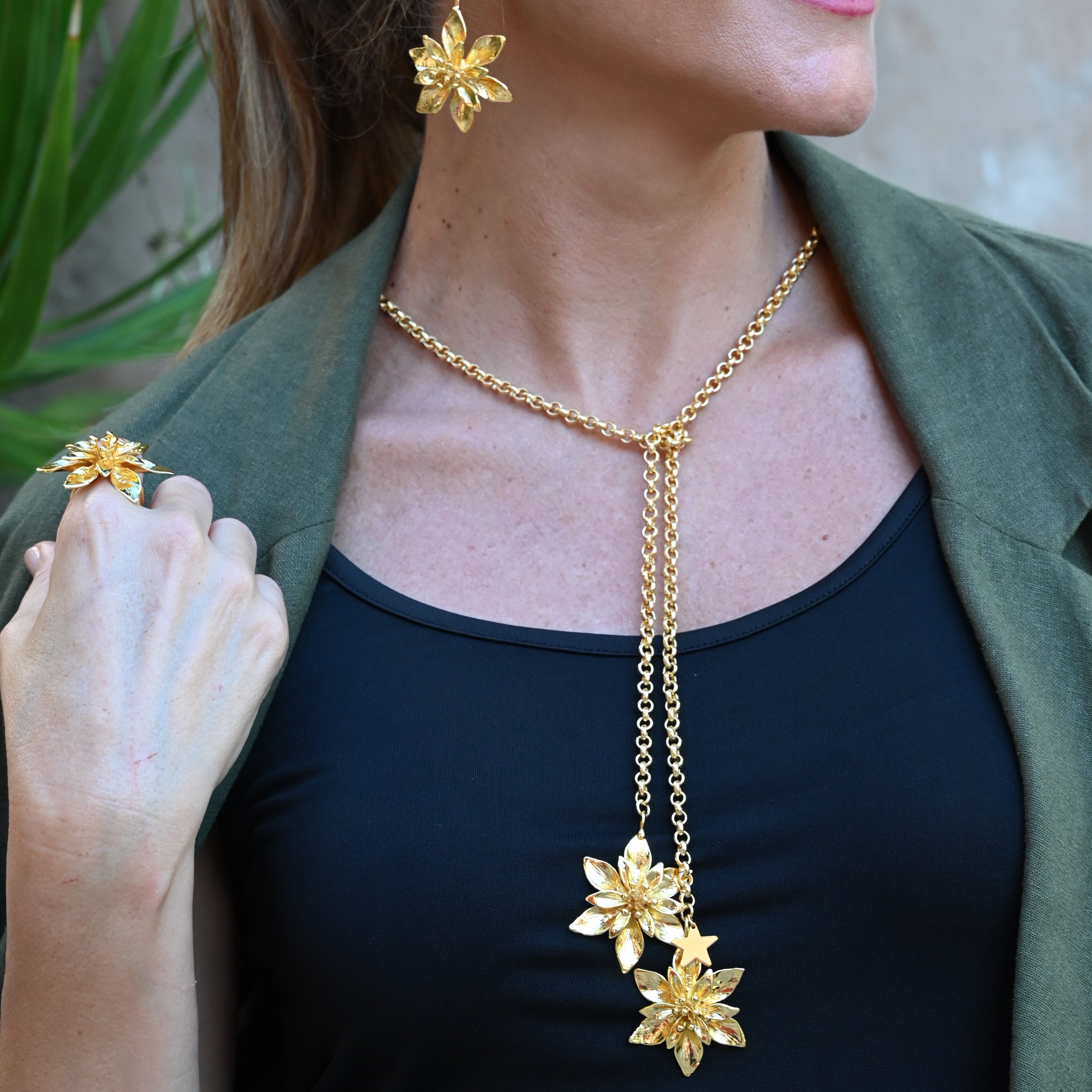 Multi-position necklace with exotic flowers