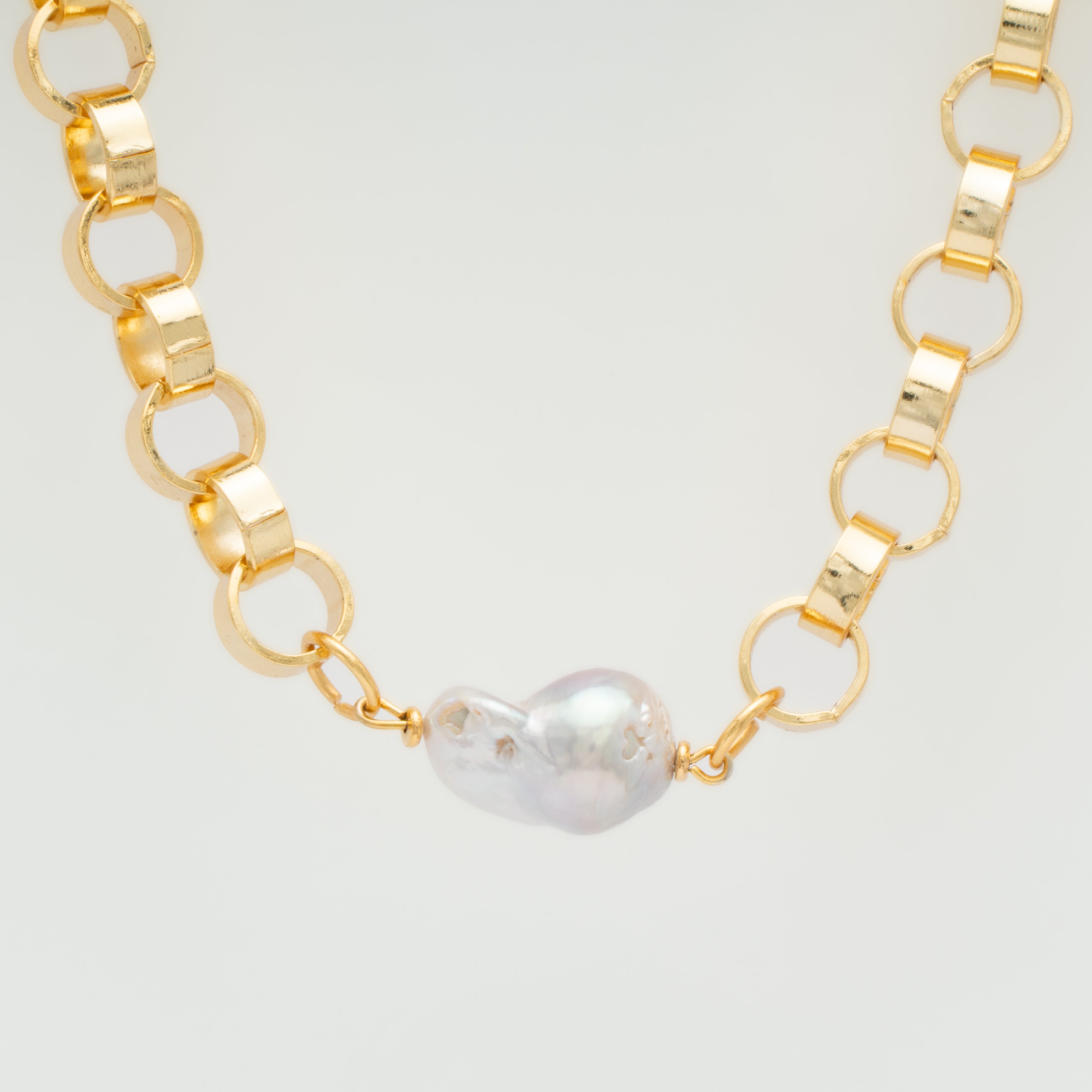 Collar Perth Top perla natural con cadena bañada en flash dorado