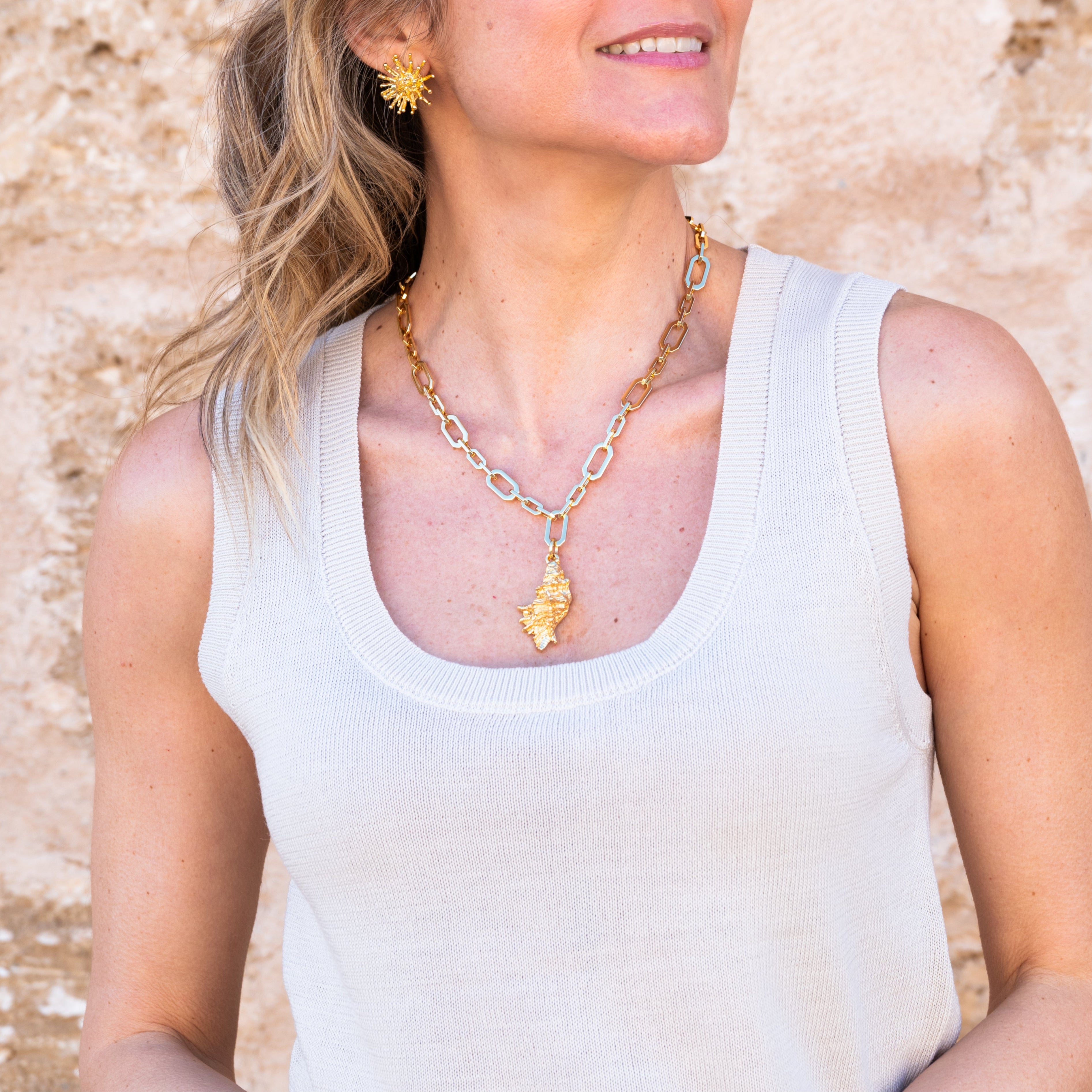 Collar cadena con caracola dorado
