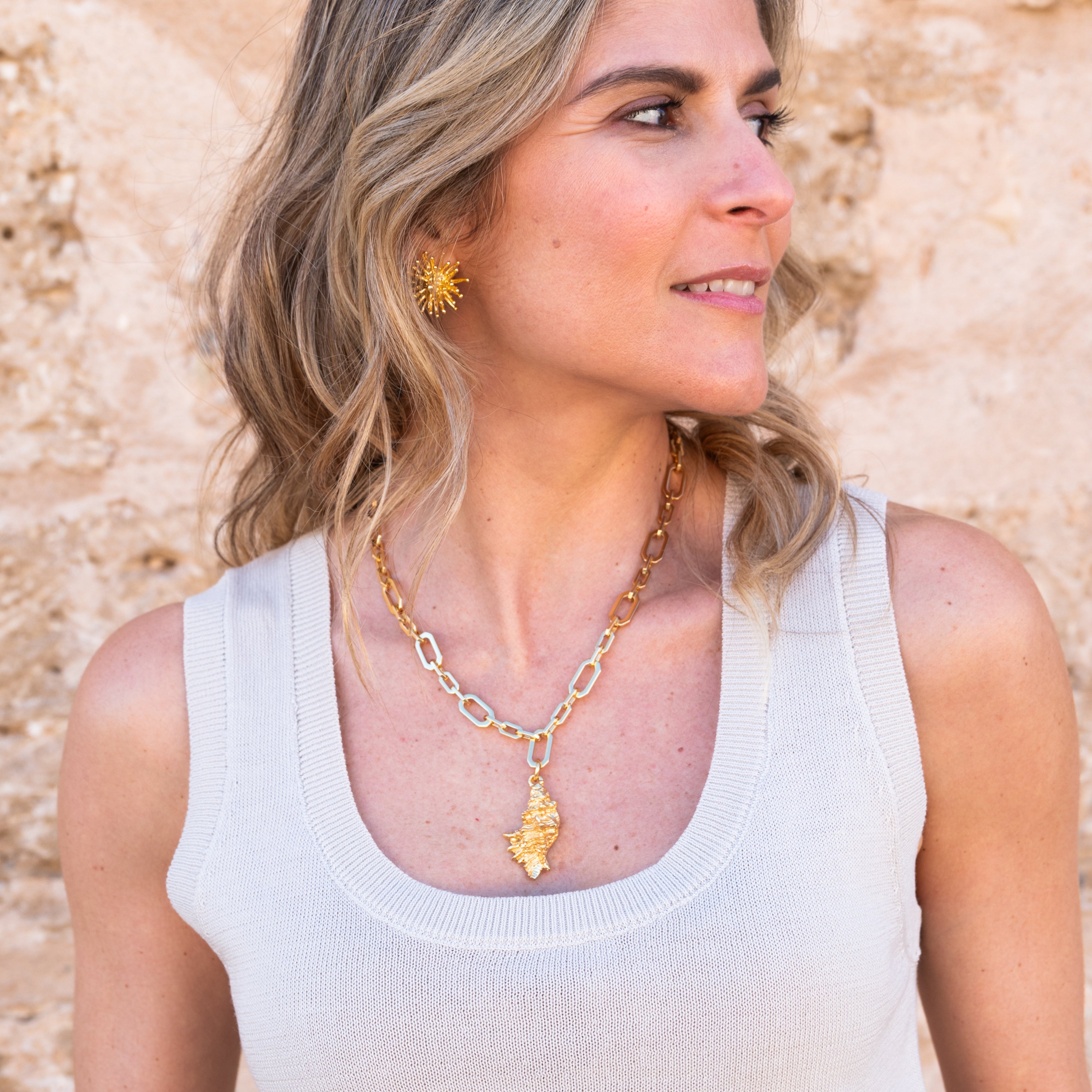 Collar cadena con caracola dorado