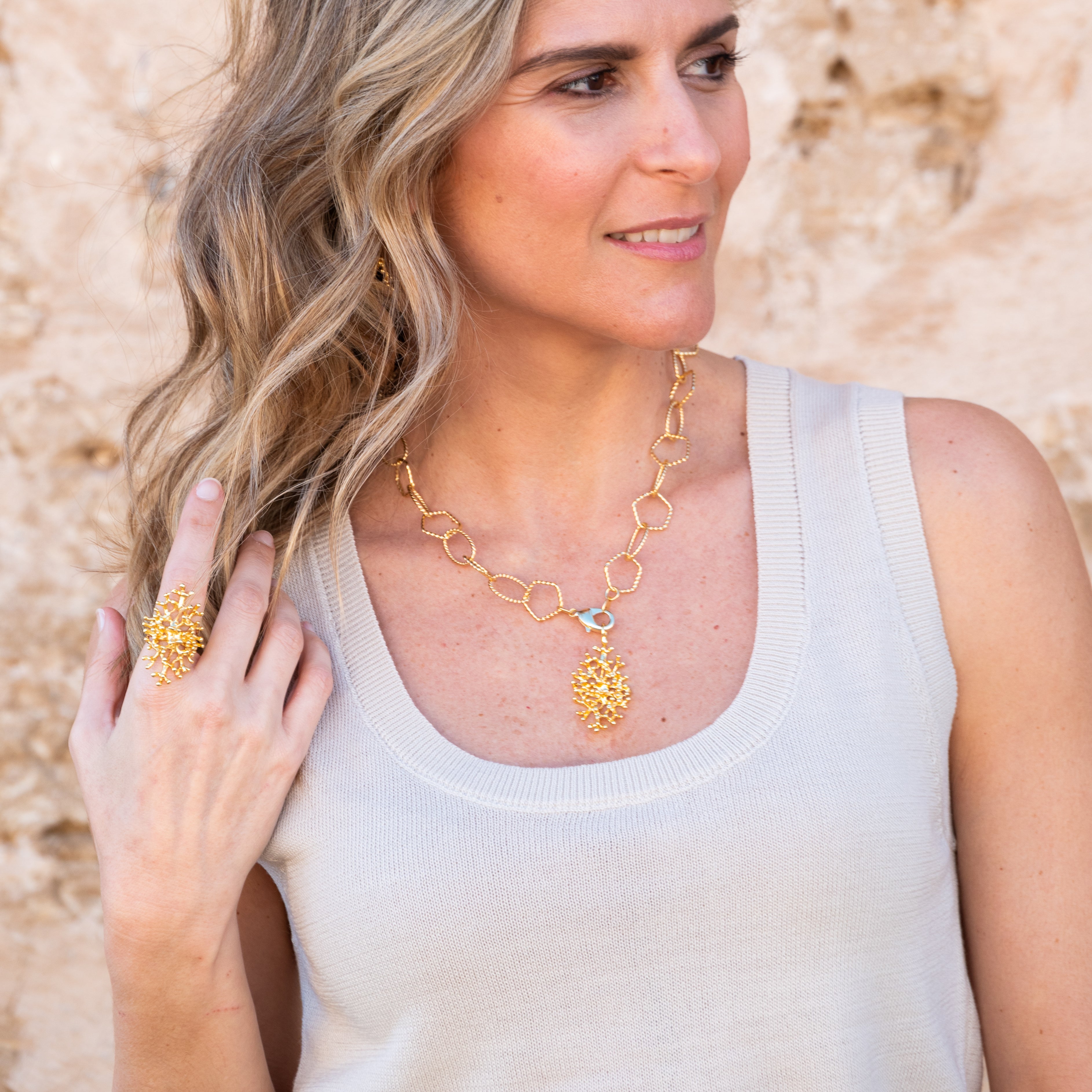 Collar cadena dancing con coral Maxi Deyá dorado