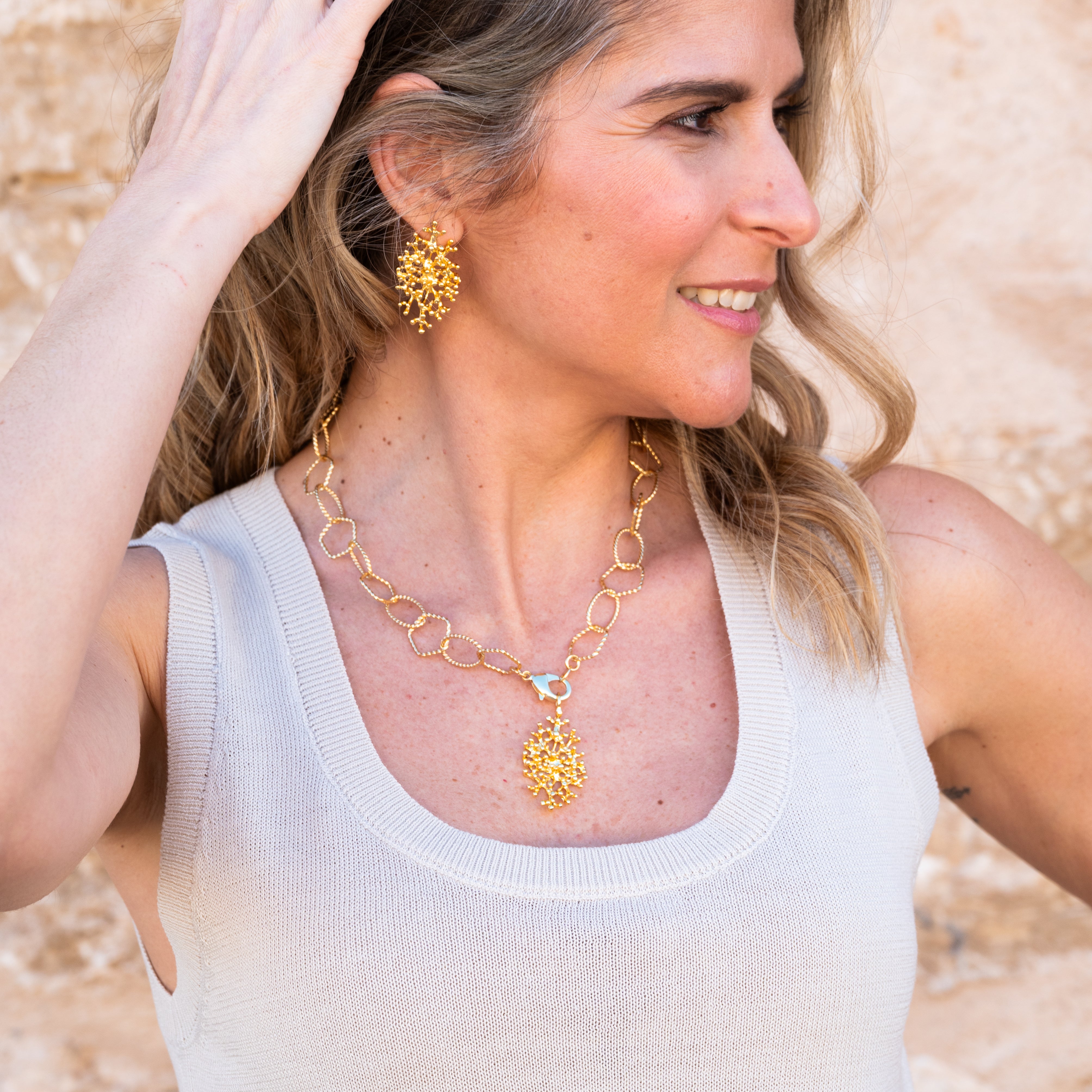 Collar cadena dancing con coral Maxi Deyá dorado