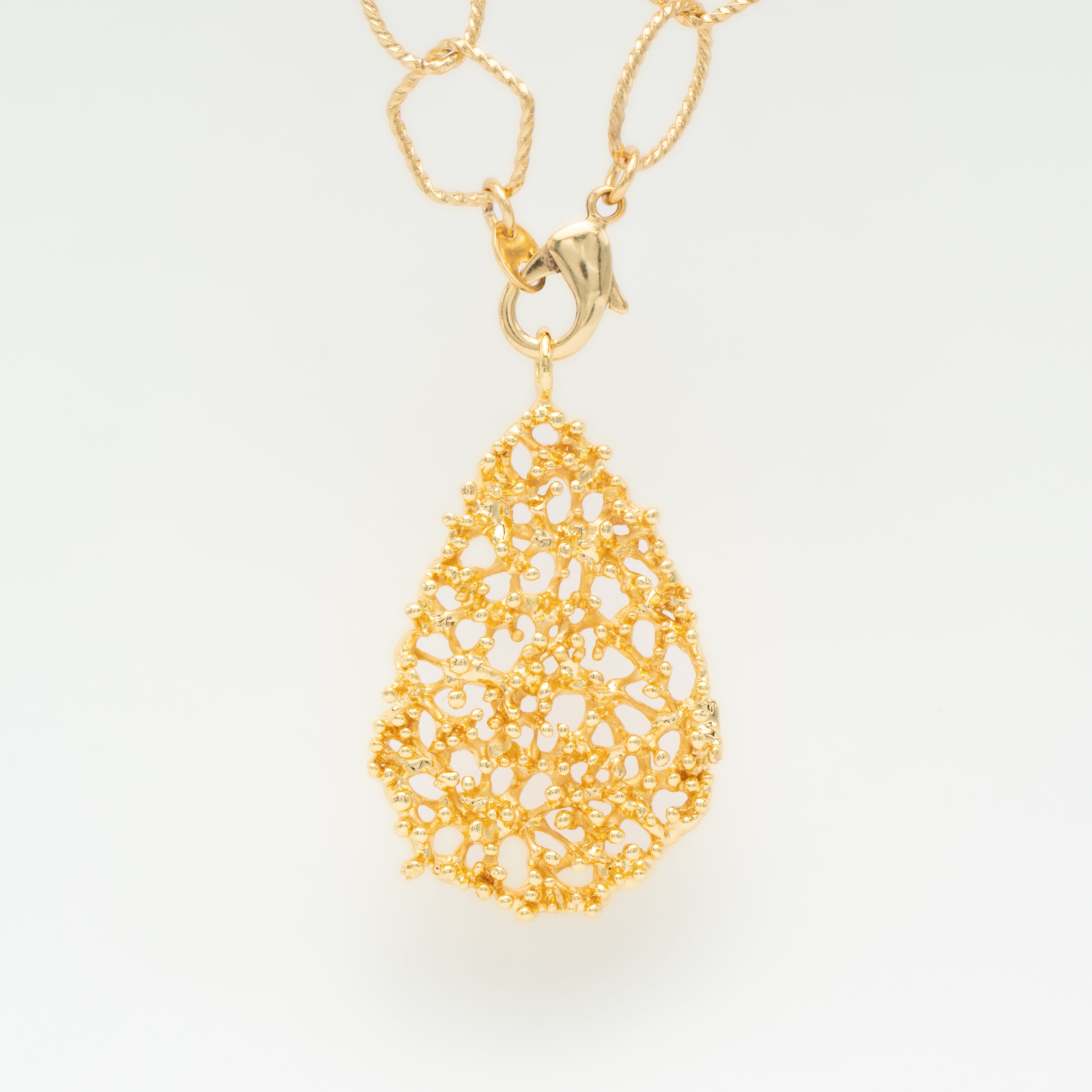 Collar cadena dancing con coral Varques grande dorado