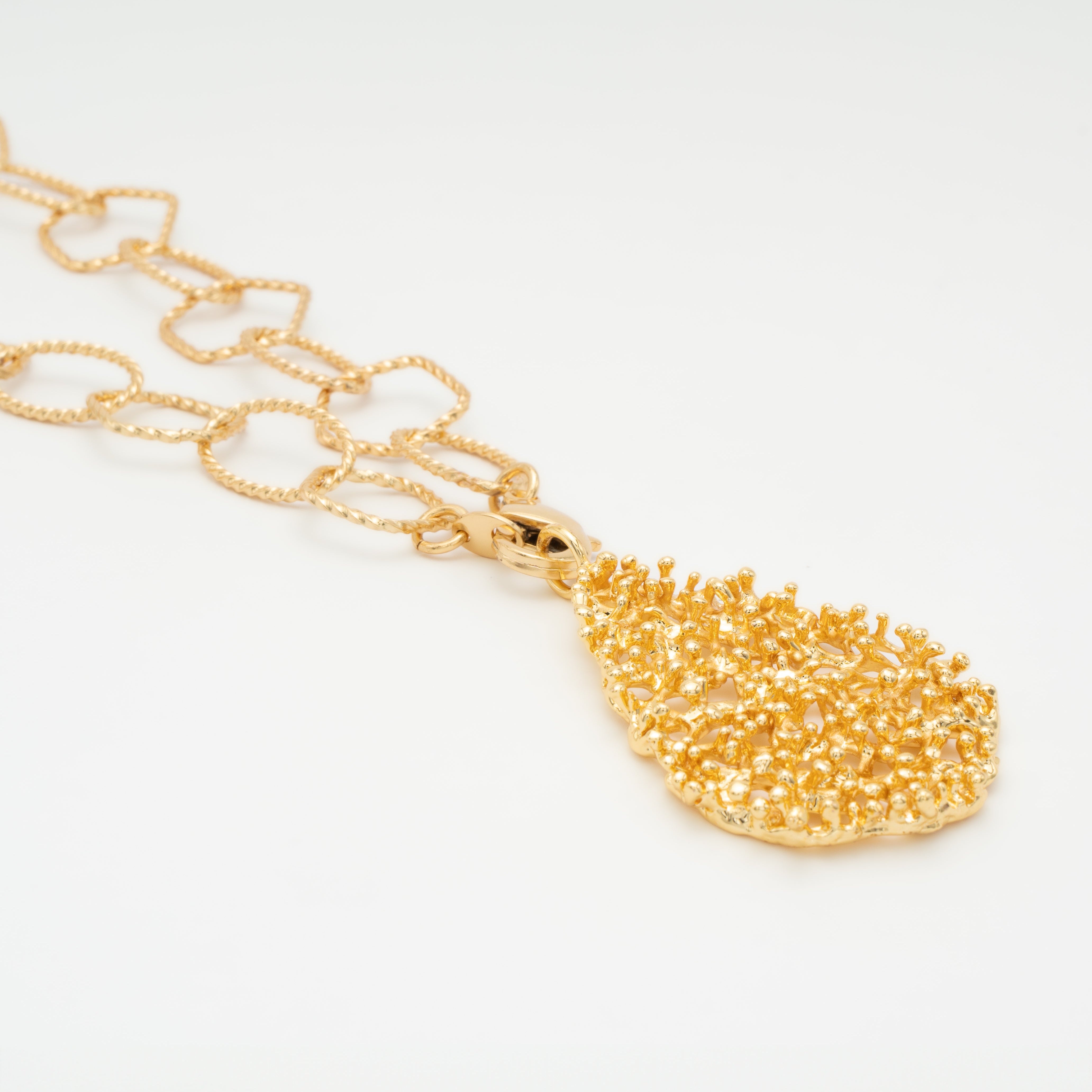 Collar cadena dancing con coral Varques grande dorado