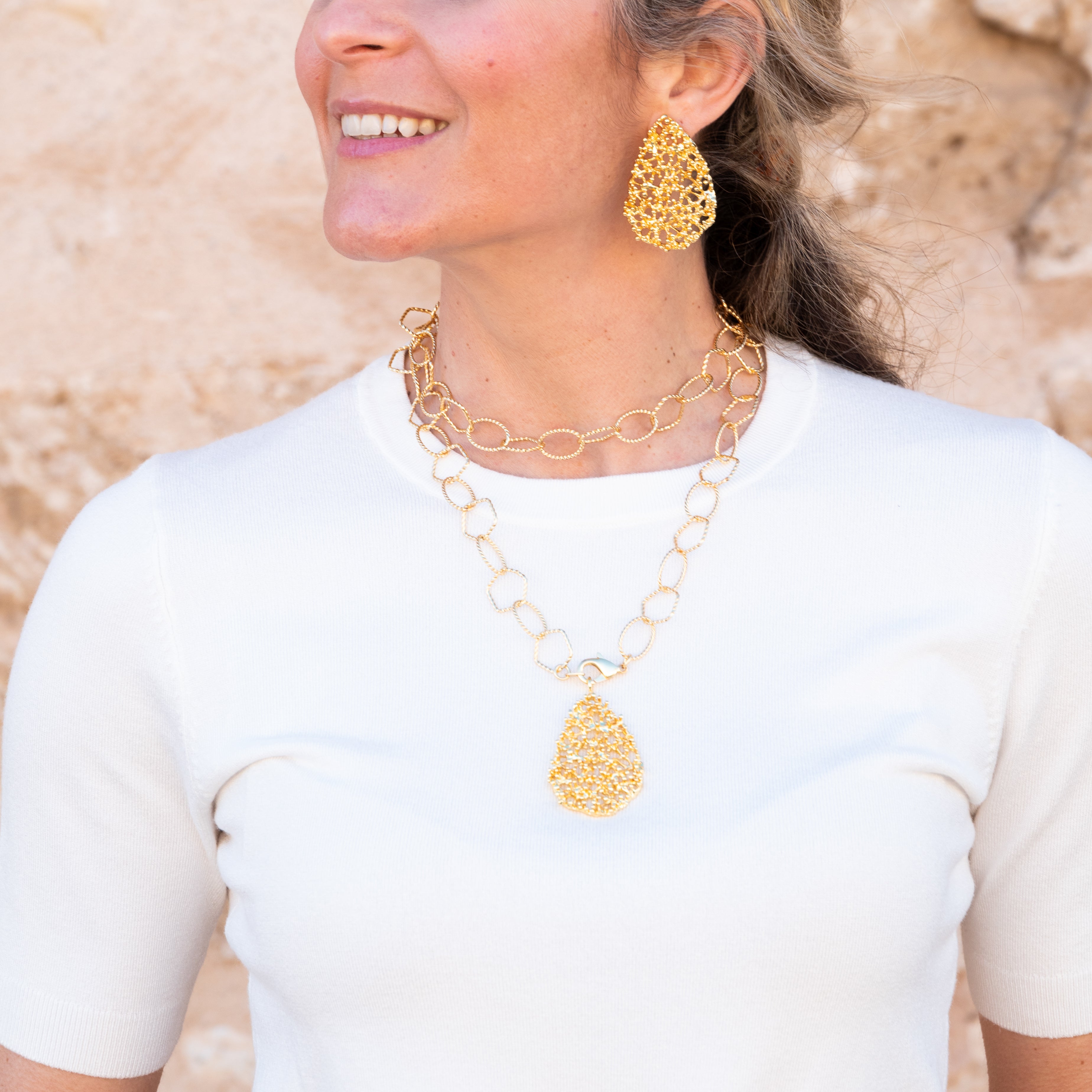 Collar cadena dancing con coral Varques grande dorado