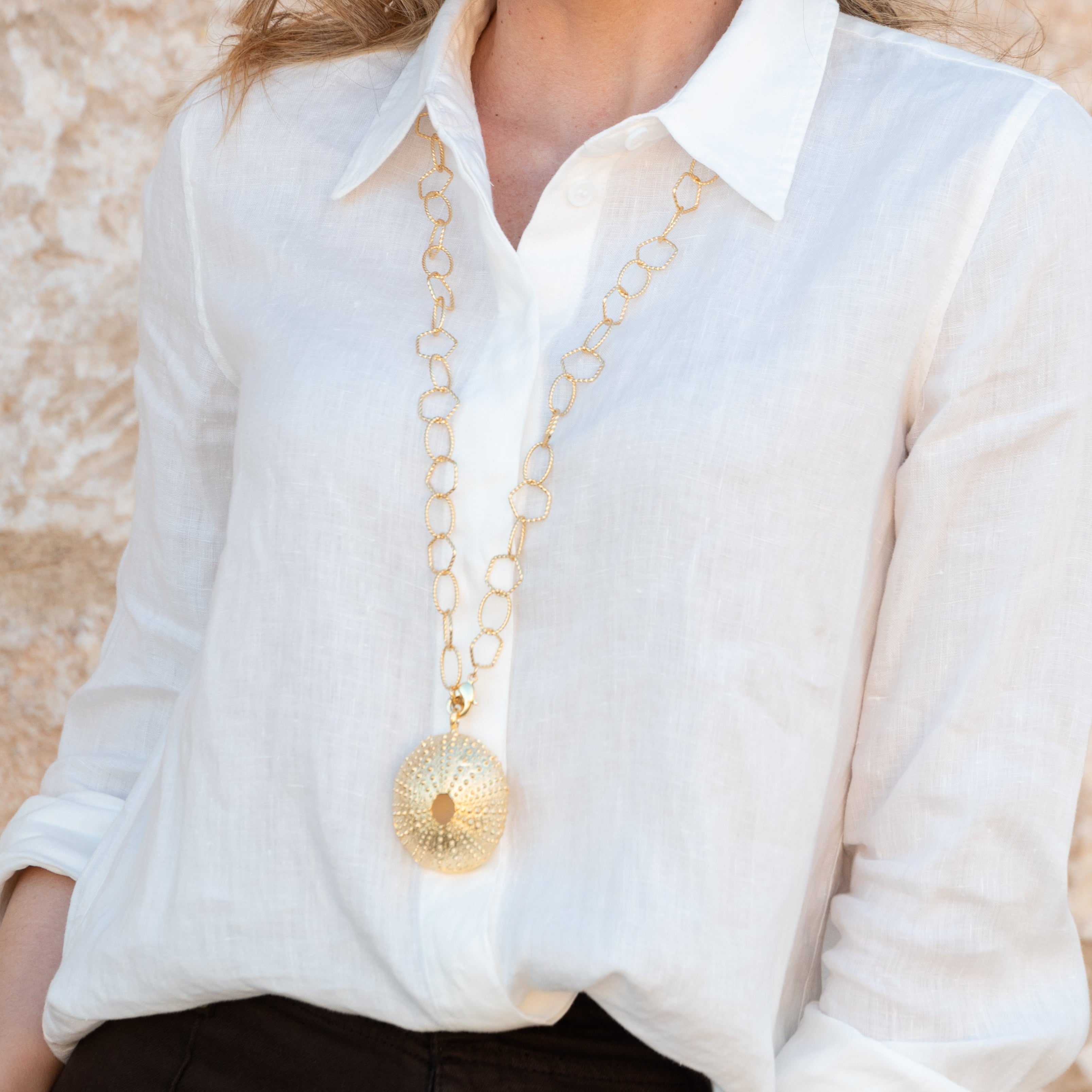 Collar cadena dancing con erizo dorado - Vista 4 - Shabama
