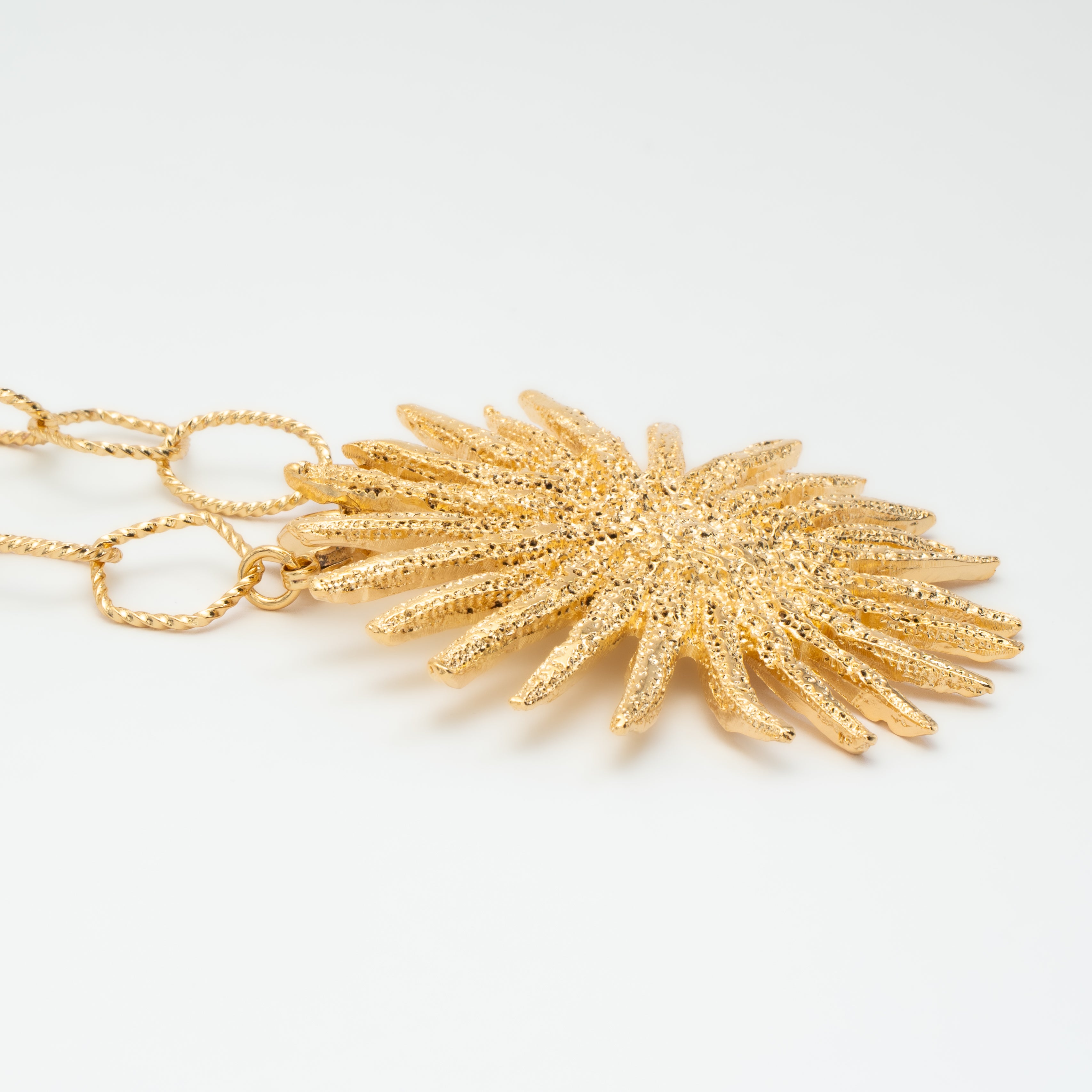 Collar cadena dancing con girasol grande dorado