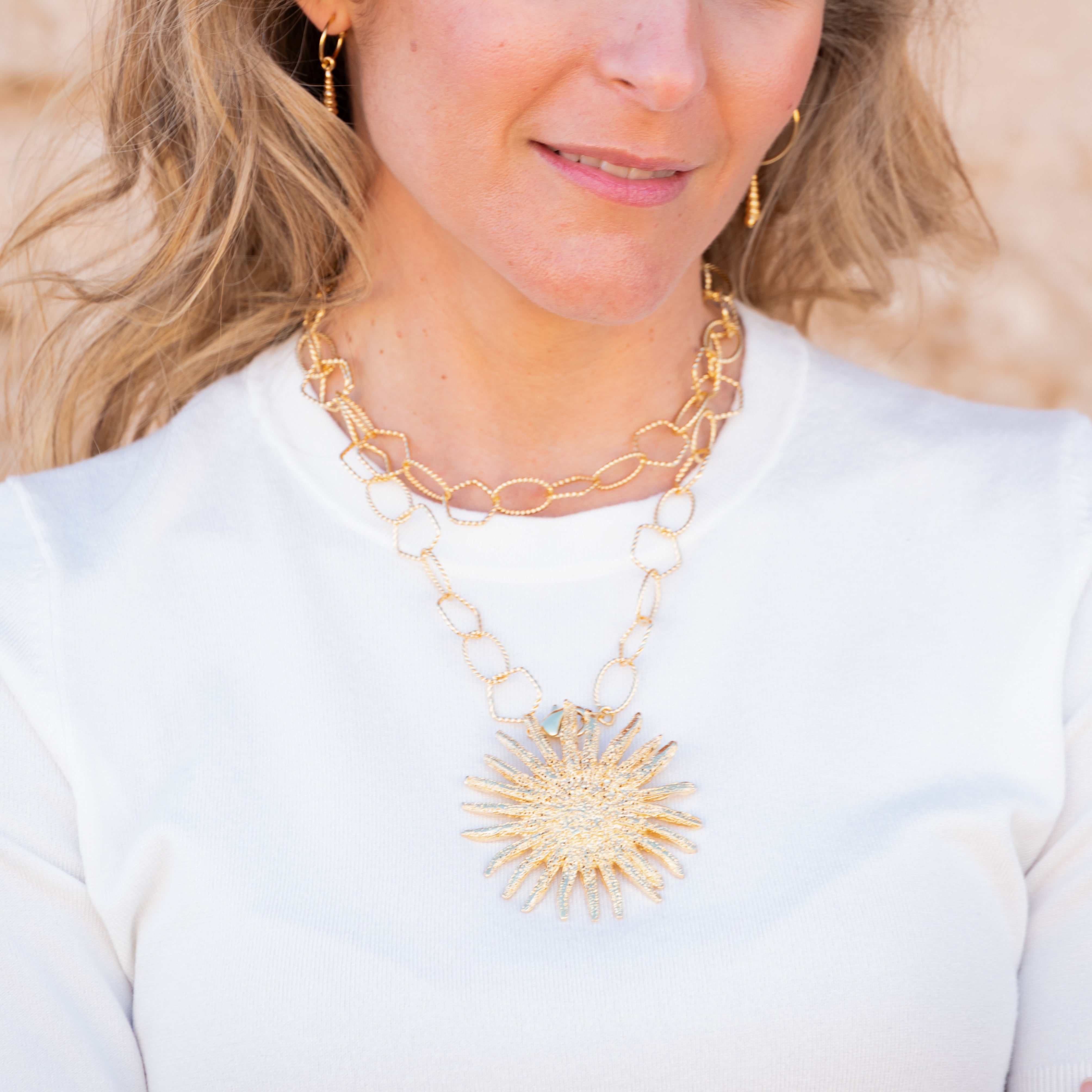 Collar cadena dancing con girasol grande dorado