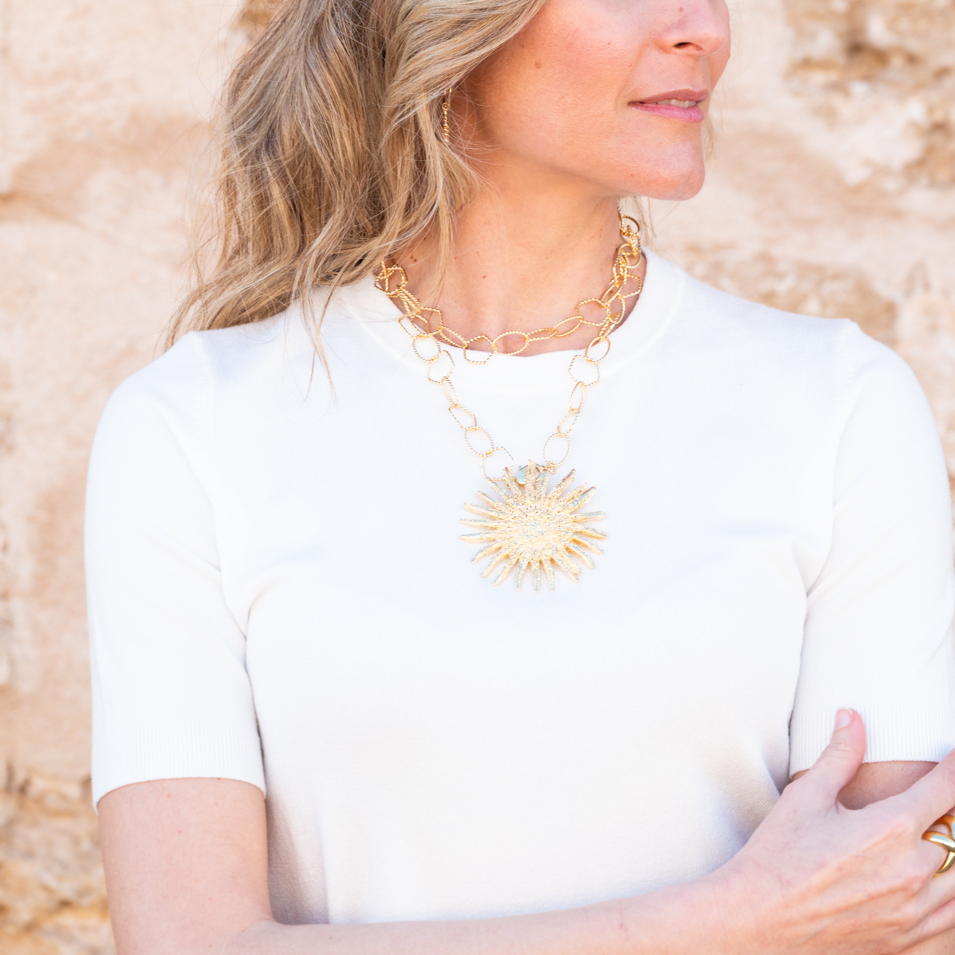 Collar cadena dancing con girasol grande dorado