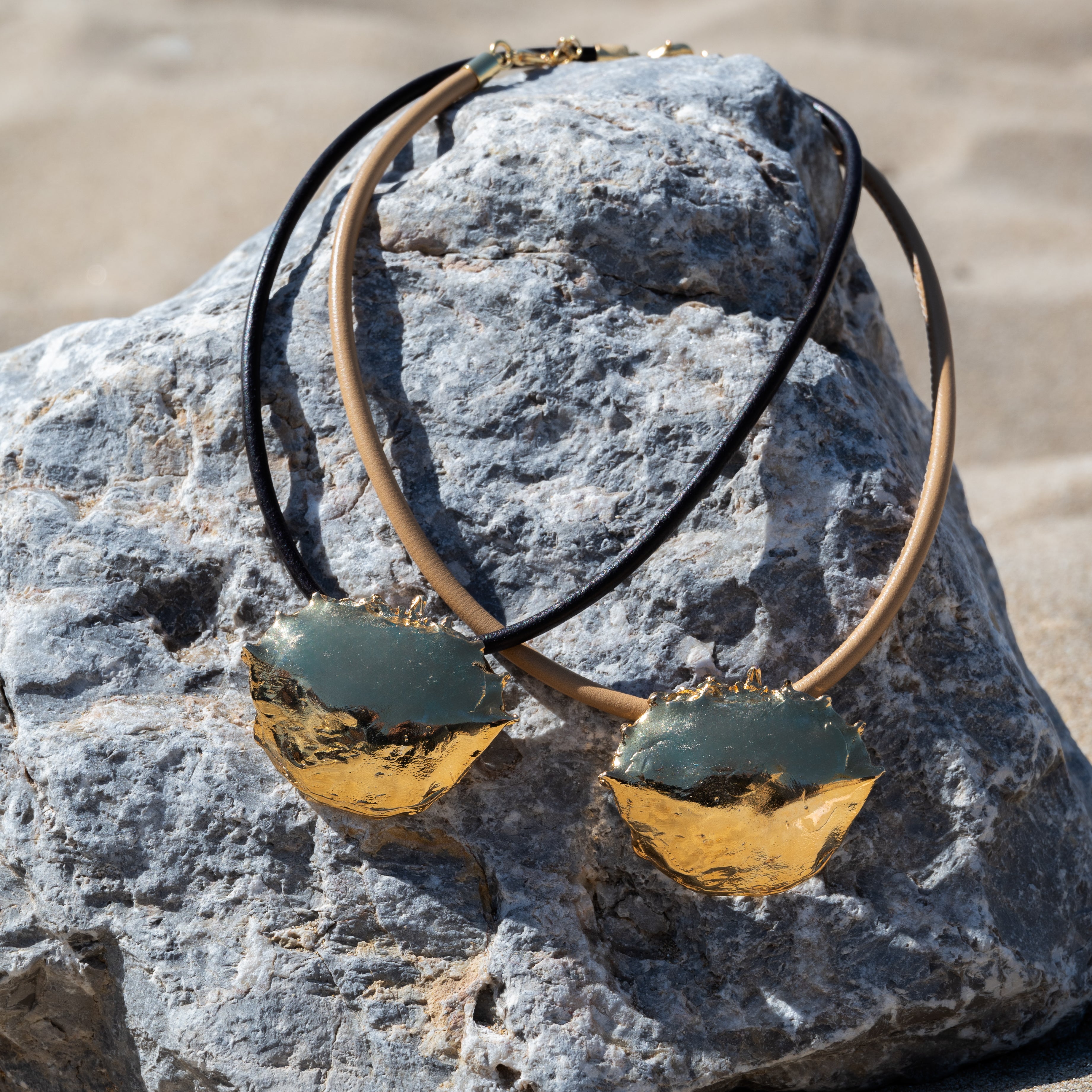 Collar cuero Cangrejo dorado
