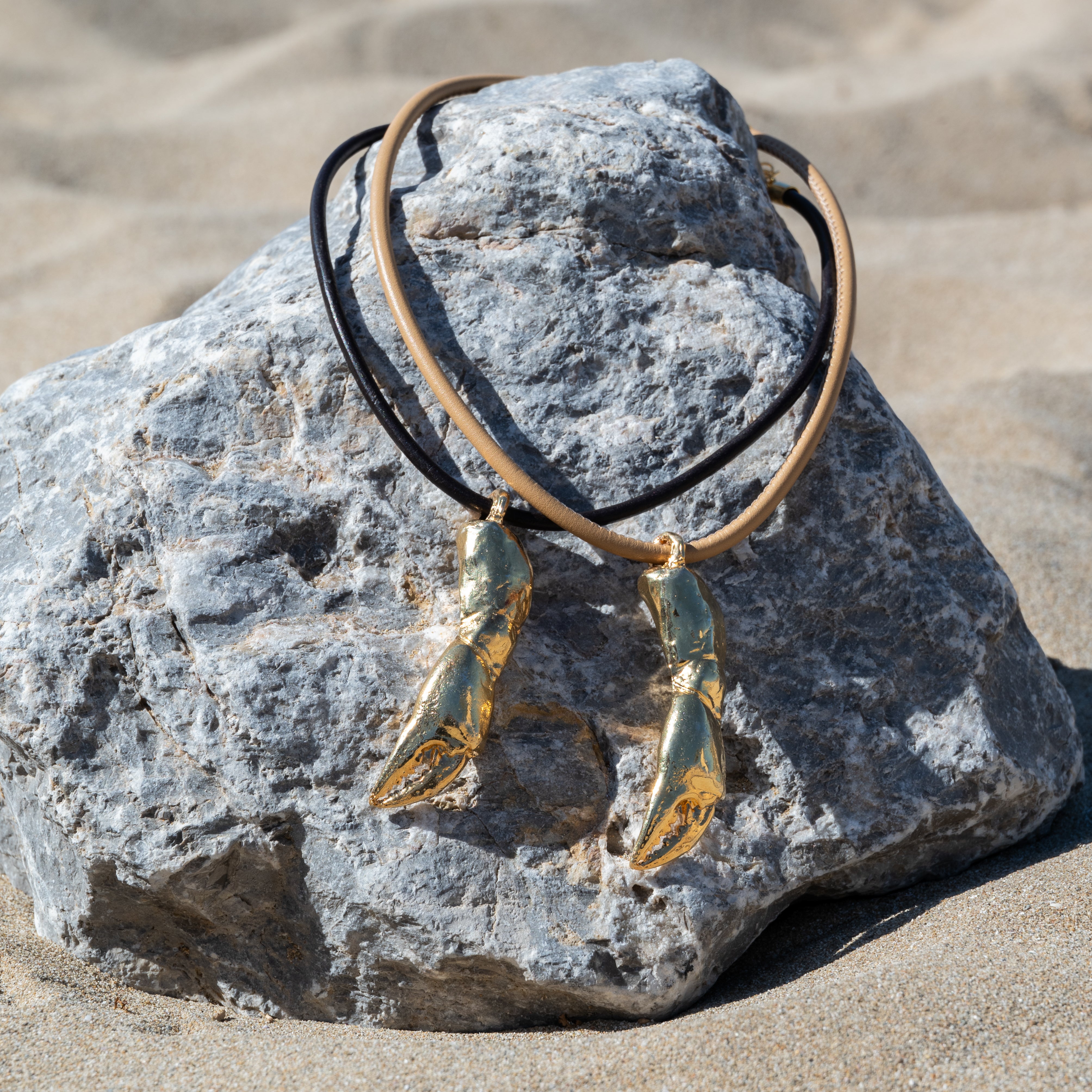 Collar cuero con pata de cangrejo
