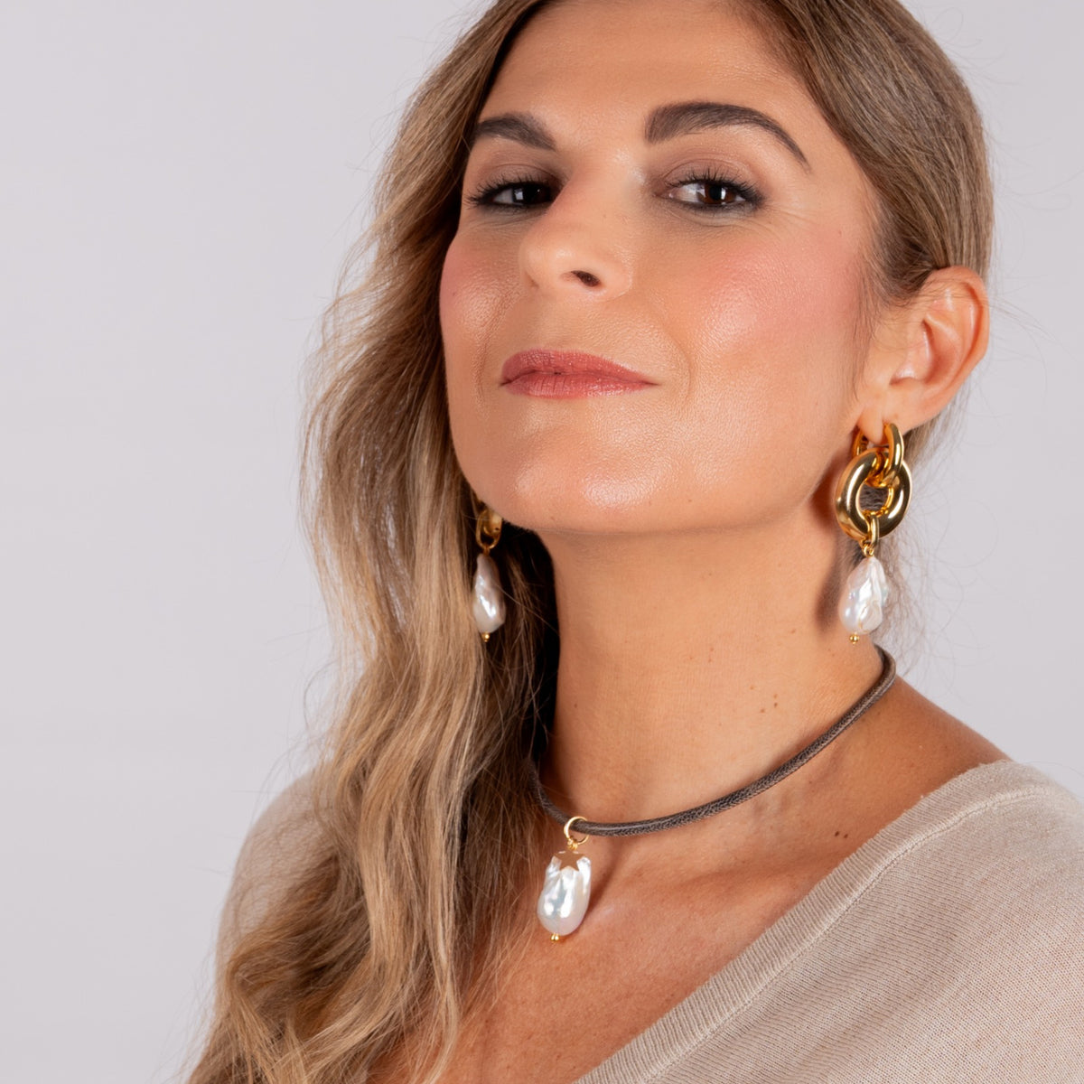 Collar de cuero con perla barroca e imán