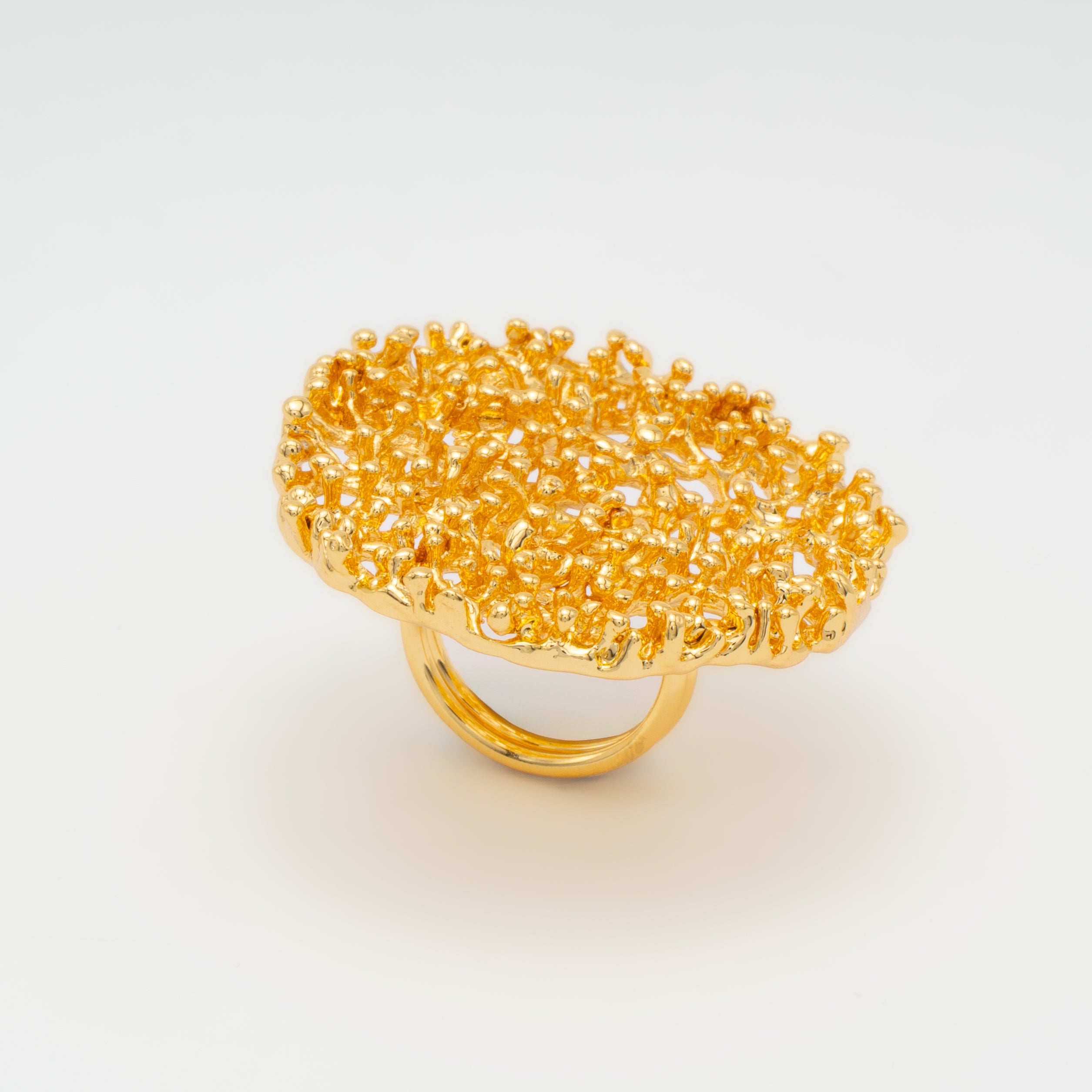 Mondrago L ring with round coral motif in gold-plated brass (adjustable)