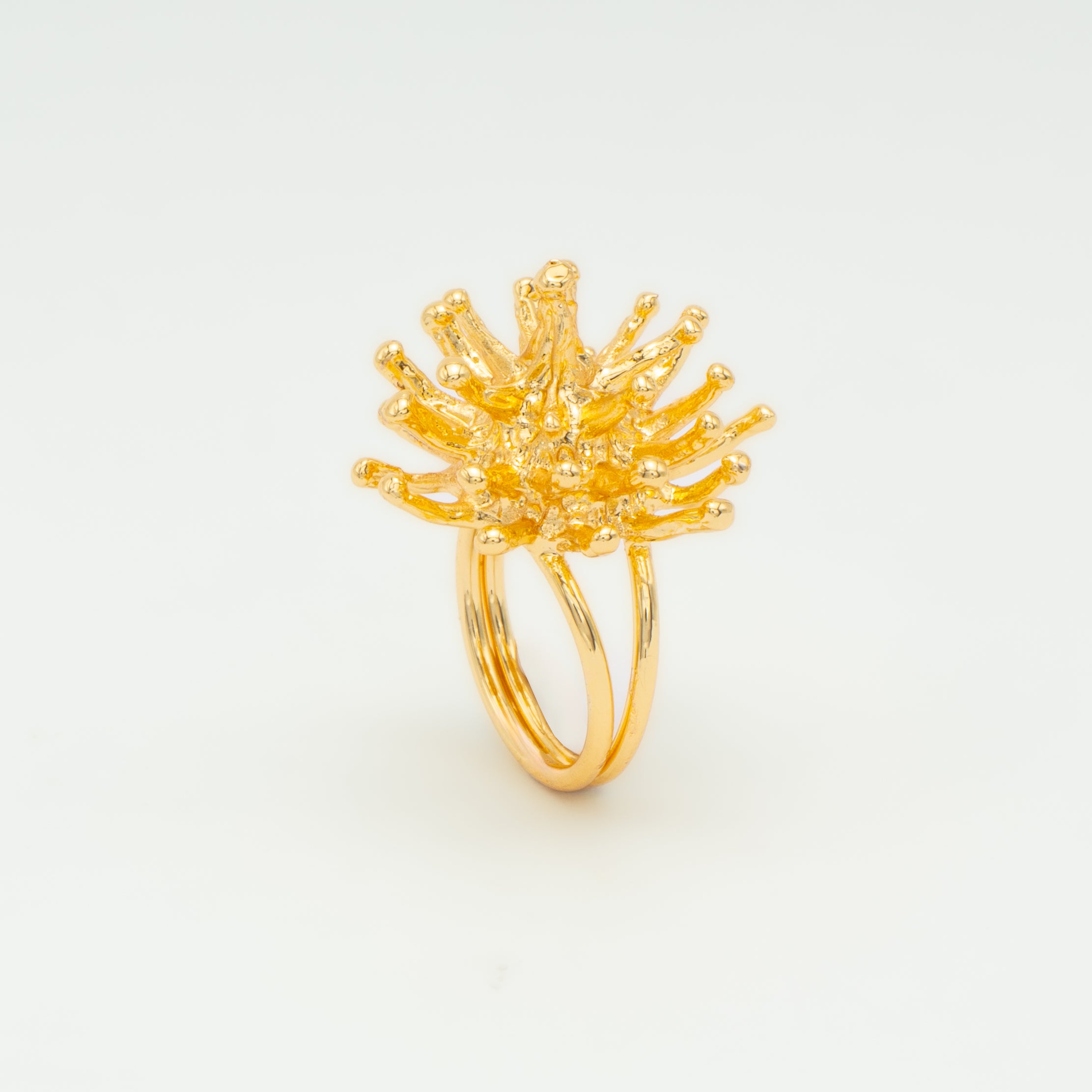 Anillo Deyá de coral redondo de latón bañado en oro (ajustable)
