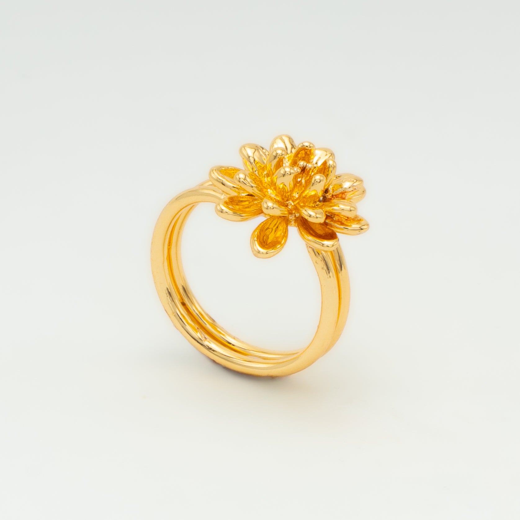 Anillo Mini Flor en latón bañado en oro (ajustable)