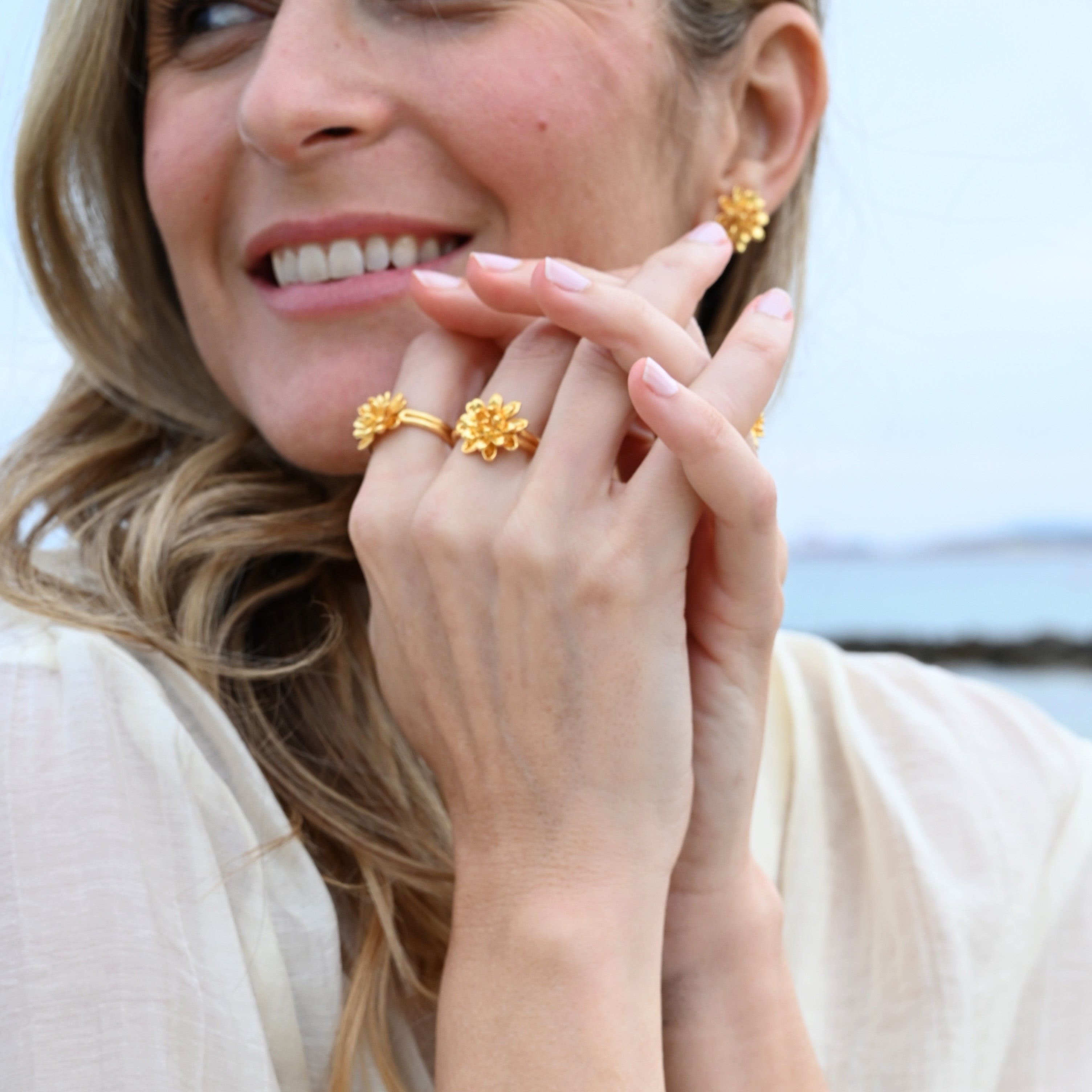 Anillo Mini Flor en latón bañado en oro (ajustable)
