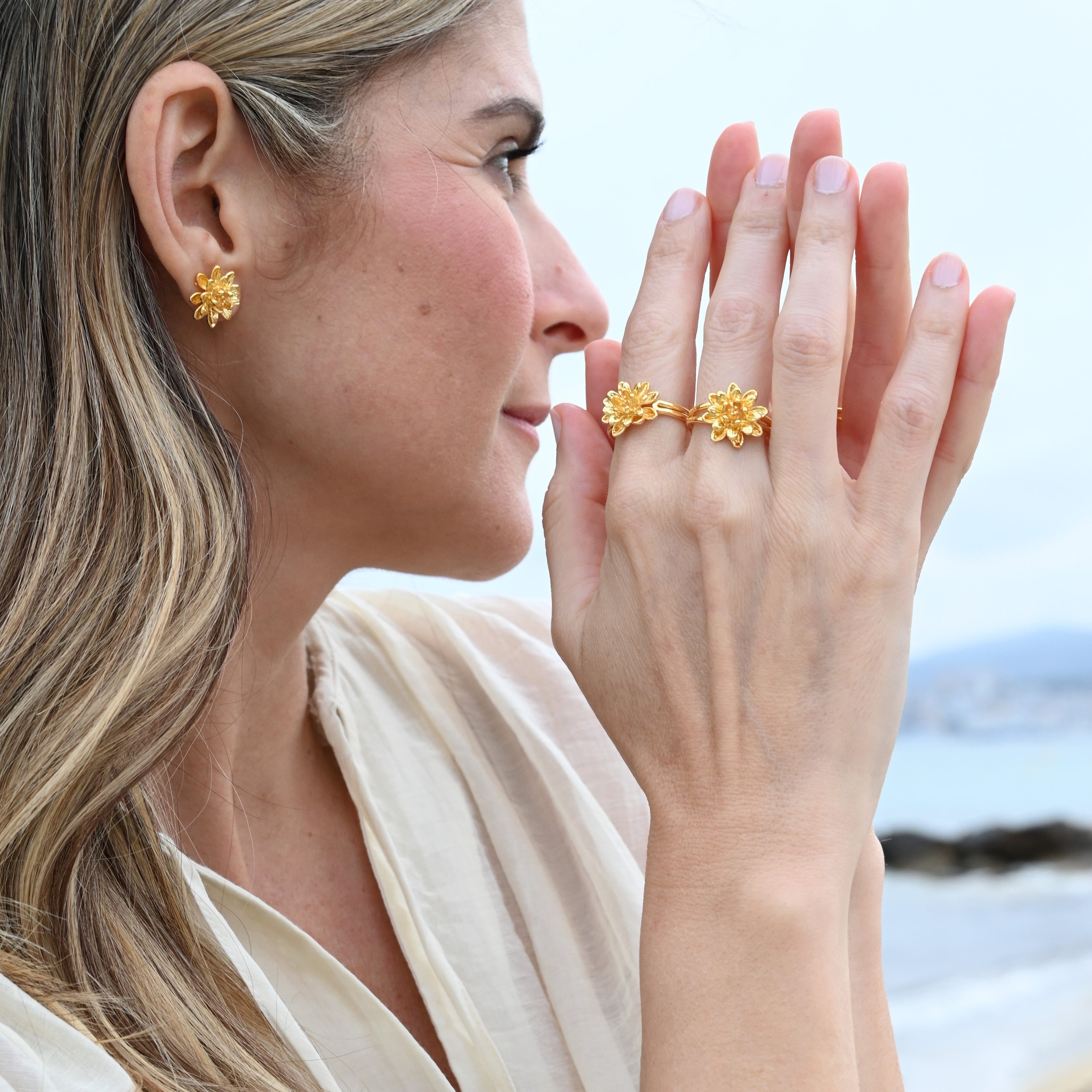 Anillo Mini Flor en latón bañado en oro (ajustable)