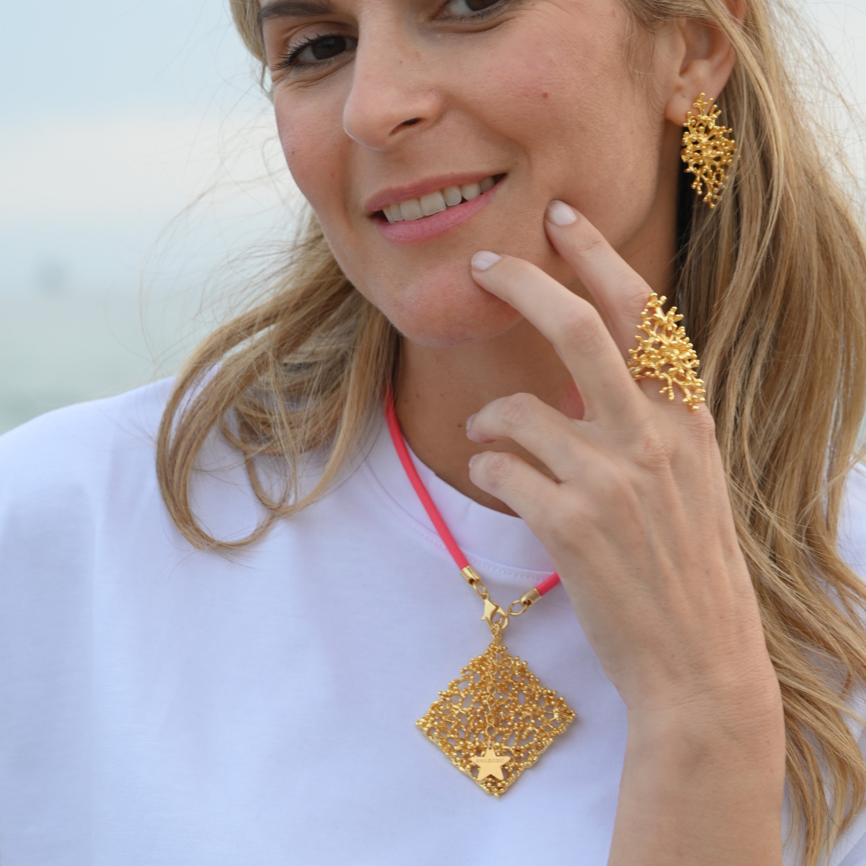 Anillo Maxi Deya de coral en latón bañado en oro (ajustable)