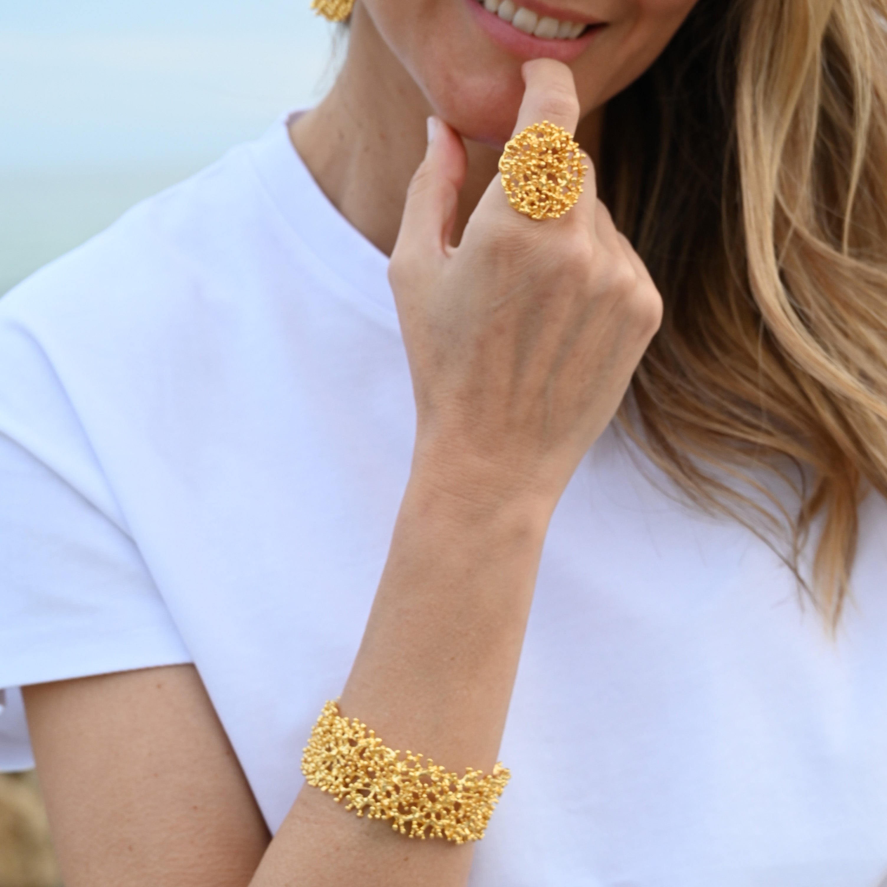Anillo Mondrago m CORAL REDONDO de LATÓN BAÑADO EN ORO (AJUSTABLE)