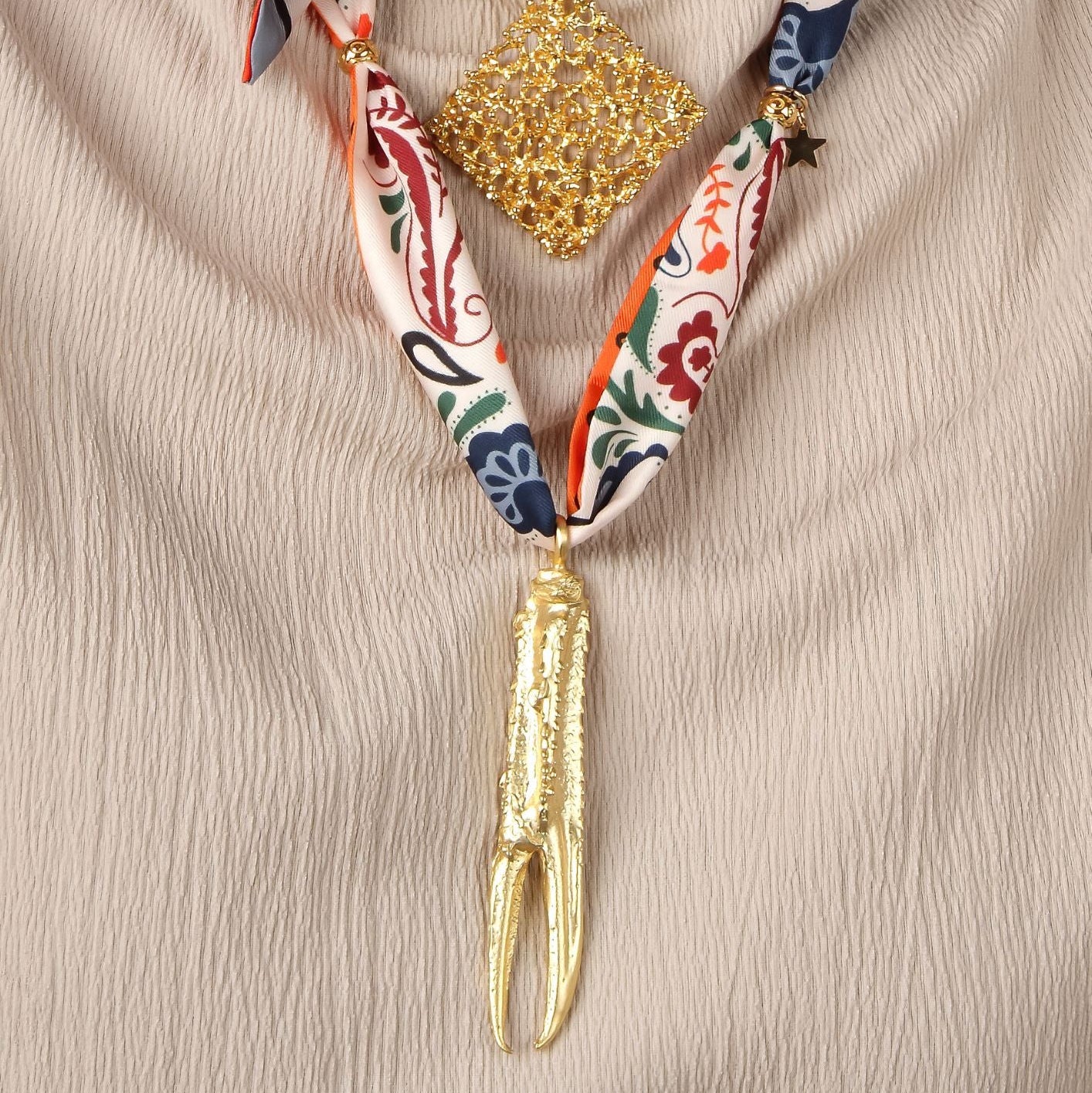 COLLAR PAÑUELO SEDA PATA CIGALA