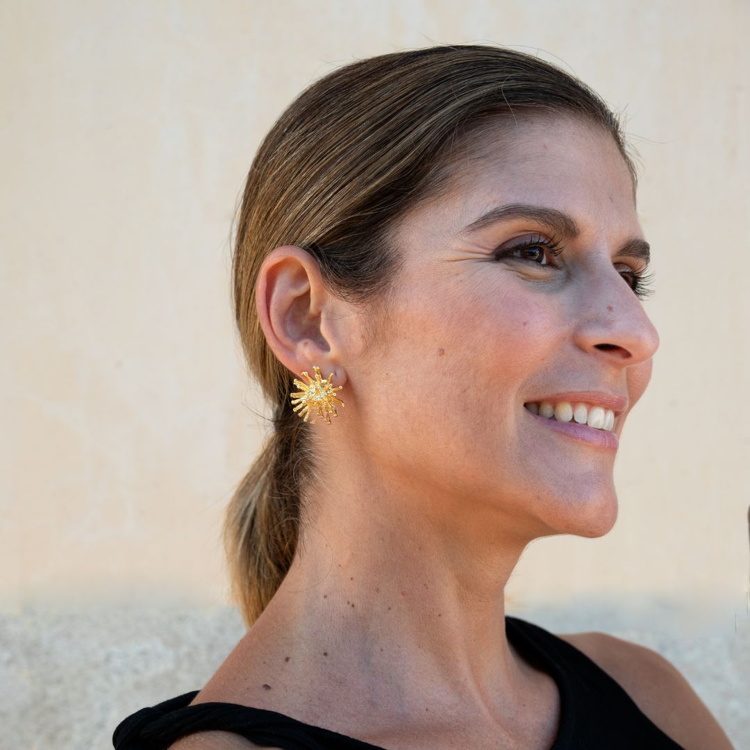 Pendientes Deyá de coral redondo en latón bañado en oro