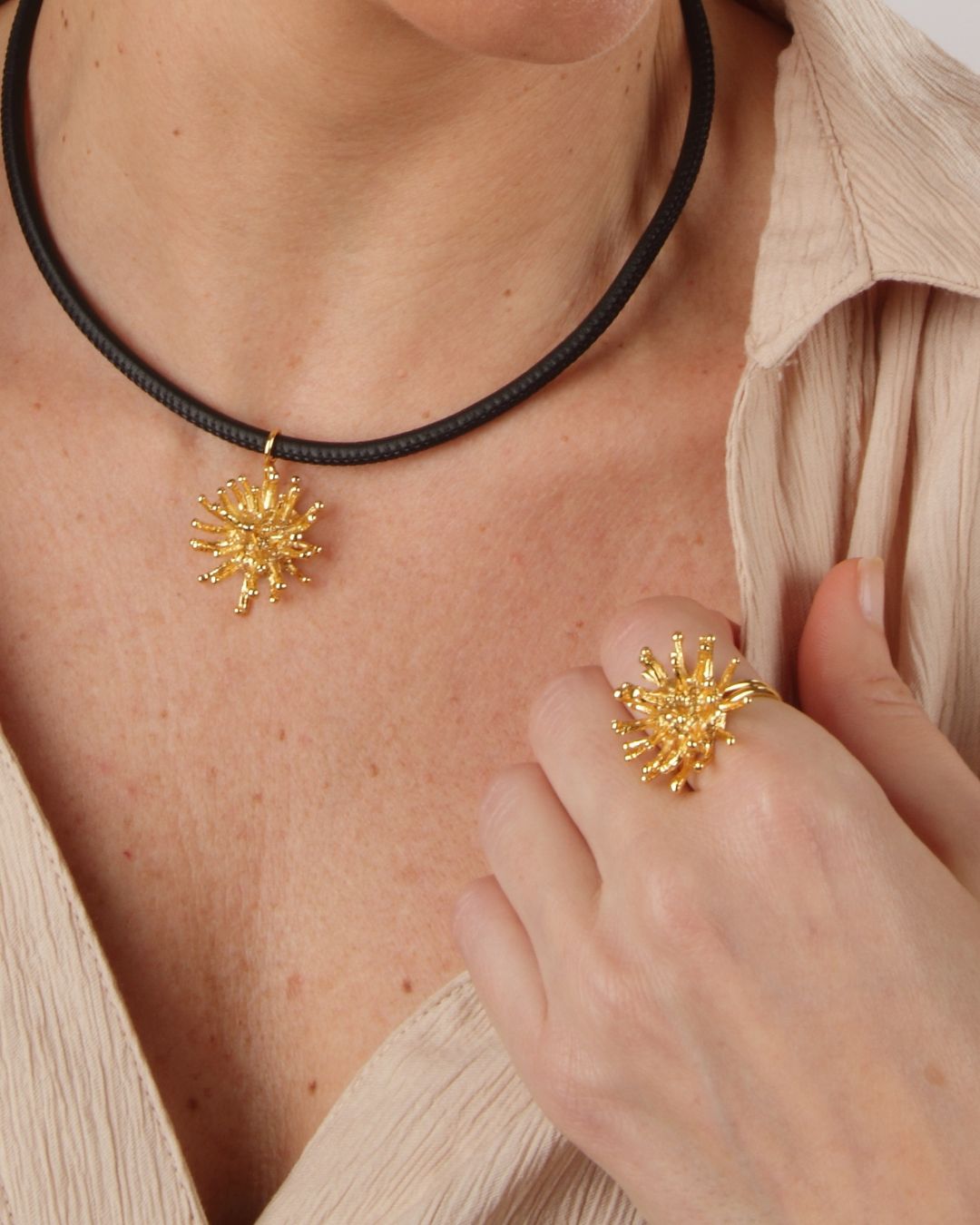 Deyá round coral ring in gold-plated brass (adjustable)
