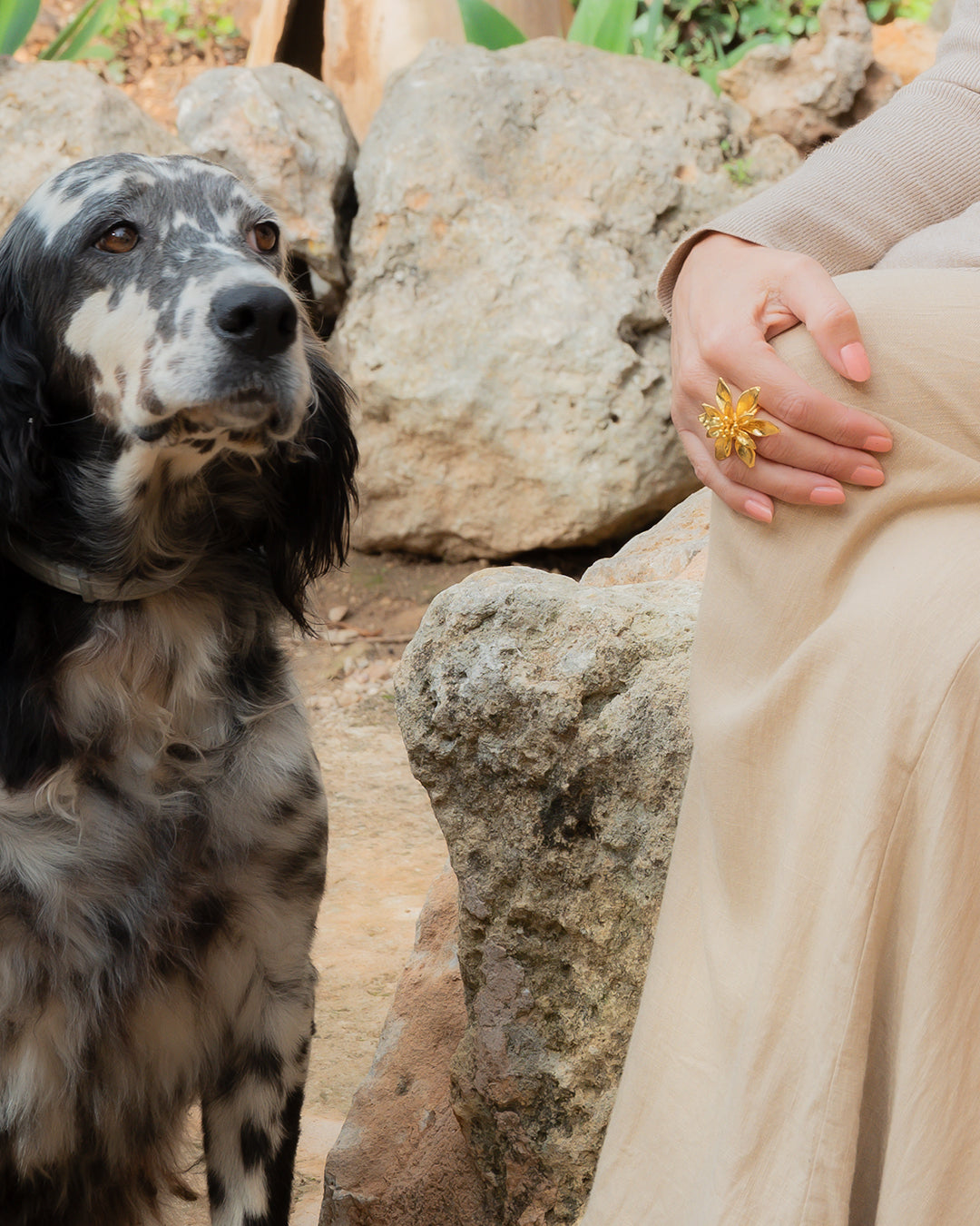 Anillo flor exótica grande en latón bañado en oro (ajustable)